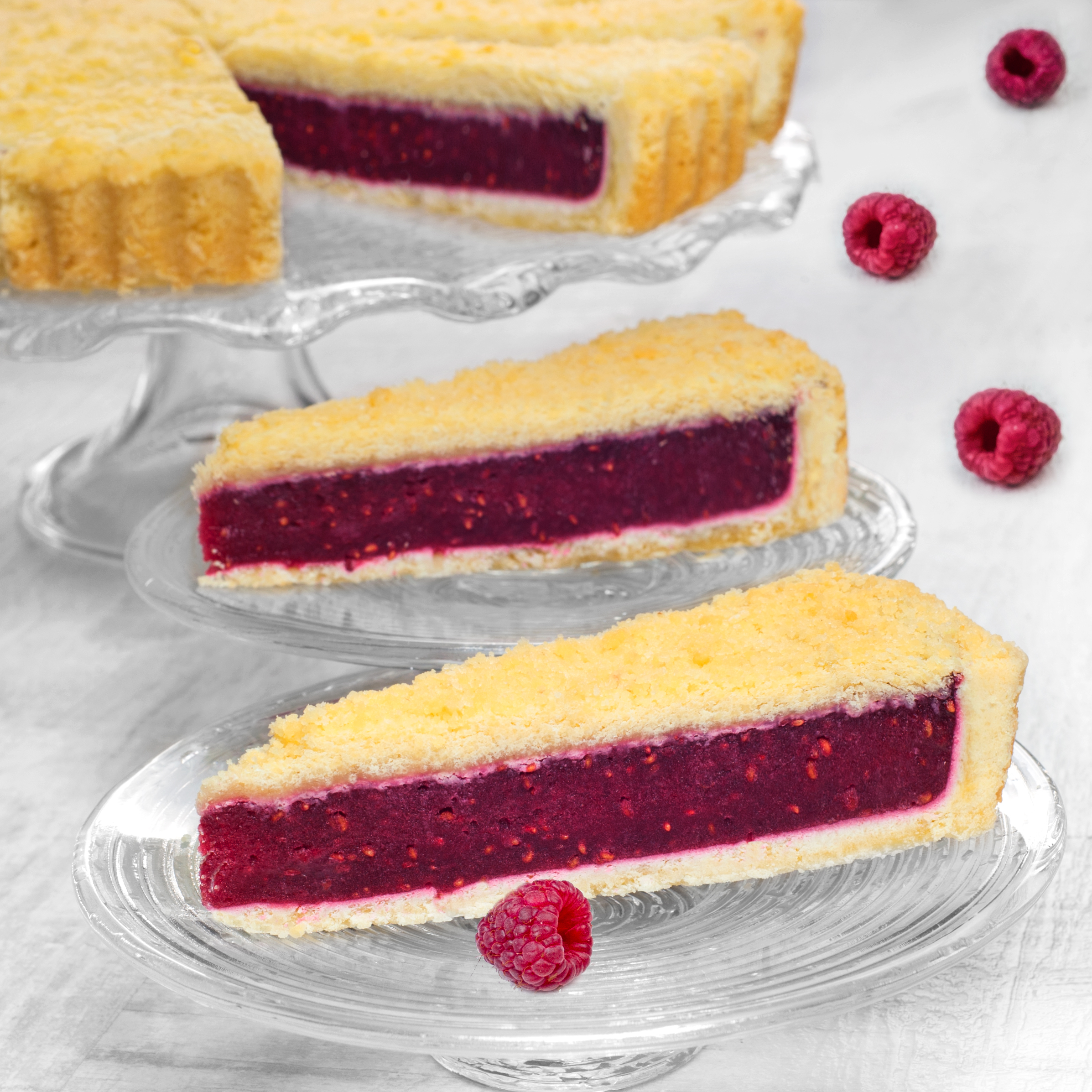 Песочный корж и начинка из спелой малины изображение 2