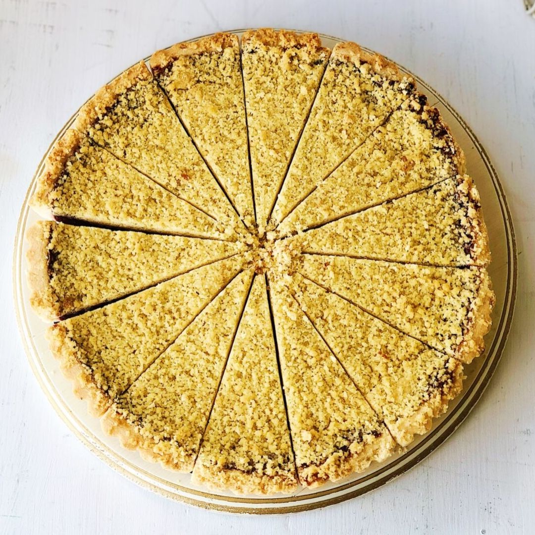 Песочный корж и начинка из спелой малины изображение 4