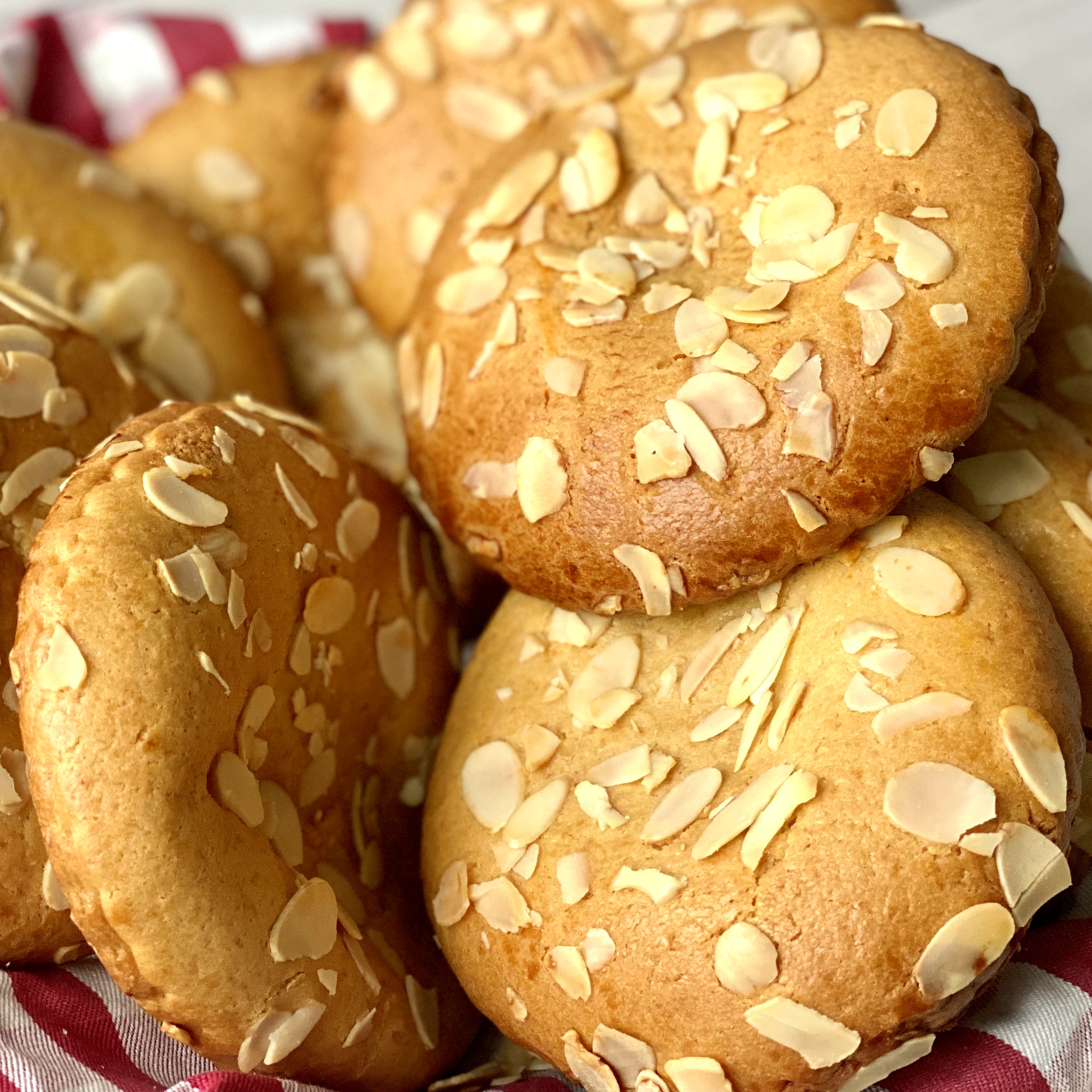 Песочный мини пирог с начинкой из марципана «Куки миндальный», украшенный стружкой миндаля. изображение 1