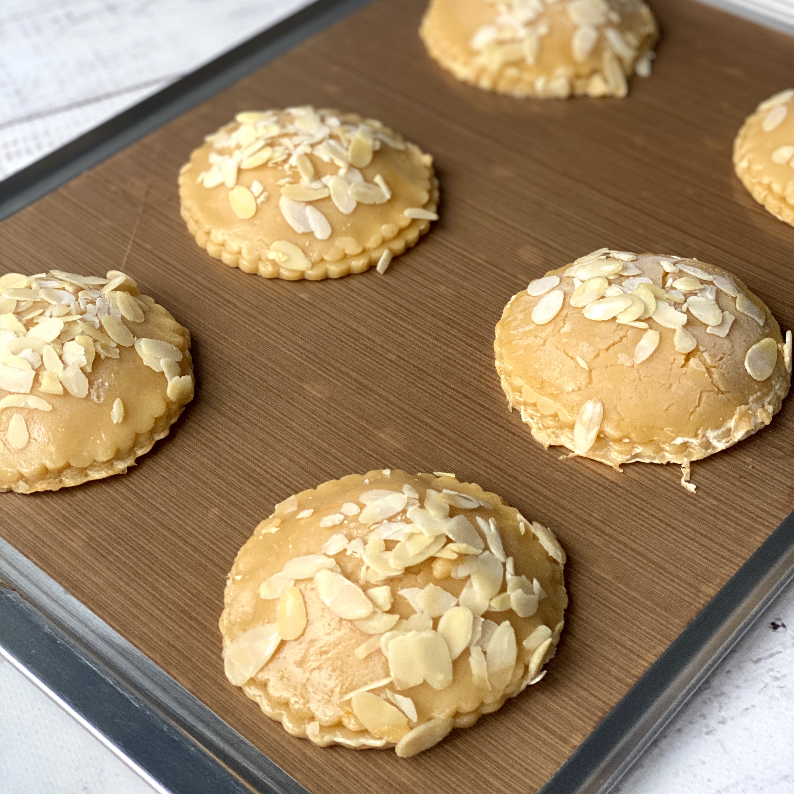 Песочный мини пирог с начинкой из марципана «Куки миндальный», украшенный стружкой миндаля. изображение 2
