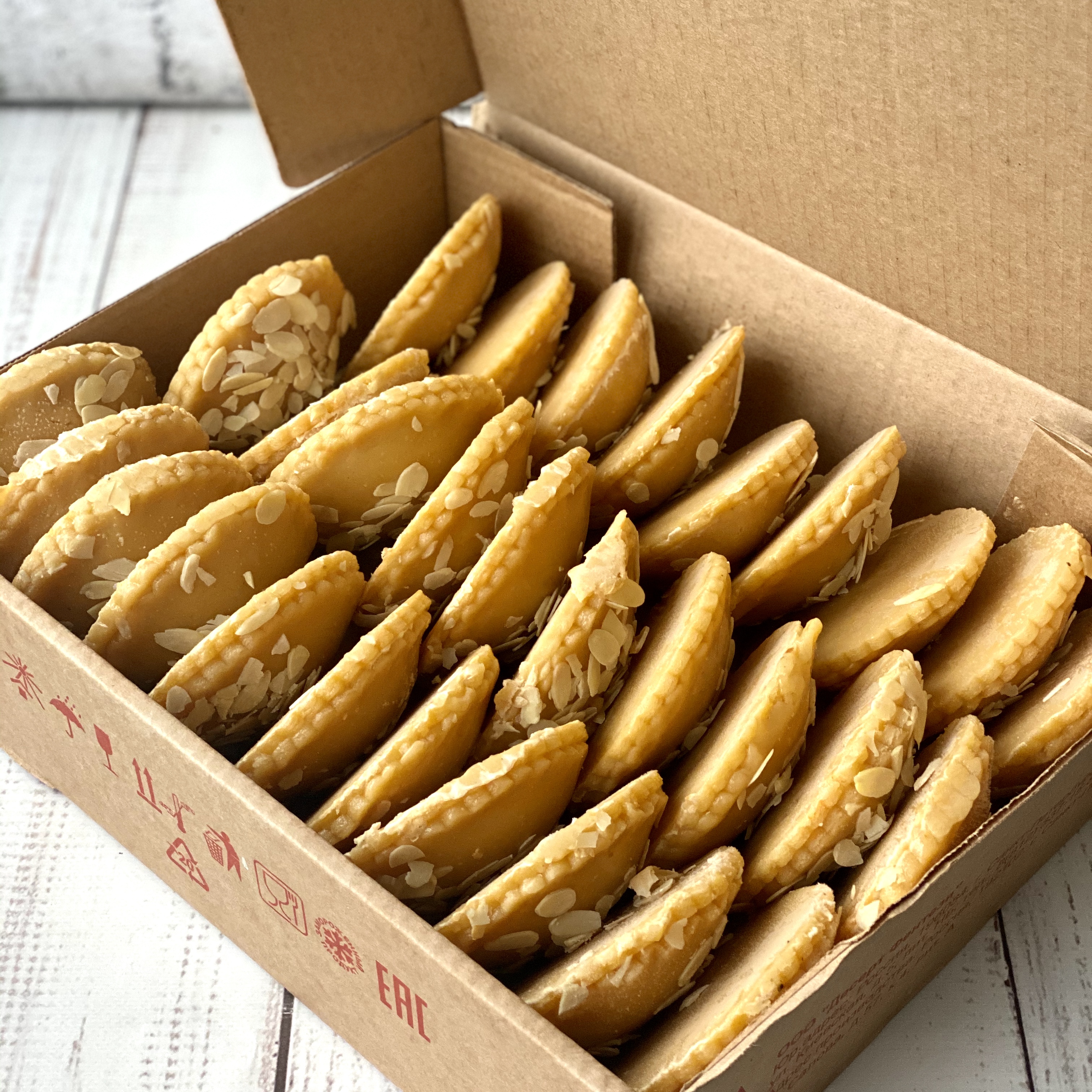 Песочный мини пирог с начинкой из марципана «Куки миндальный», украшенный стружкой миндаля. изображение 3