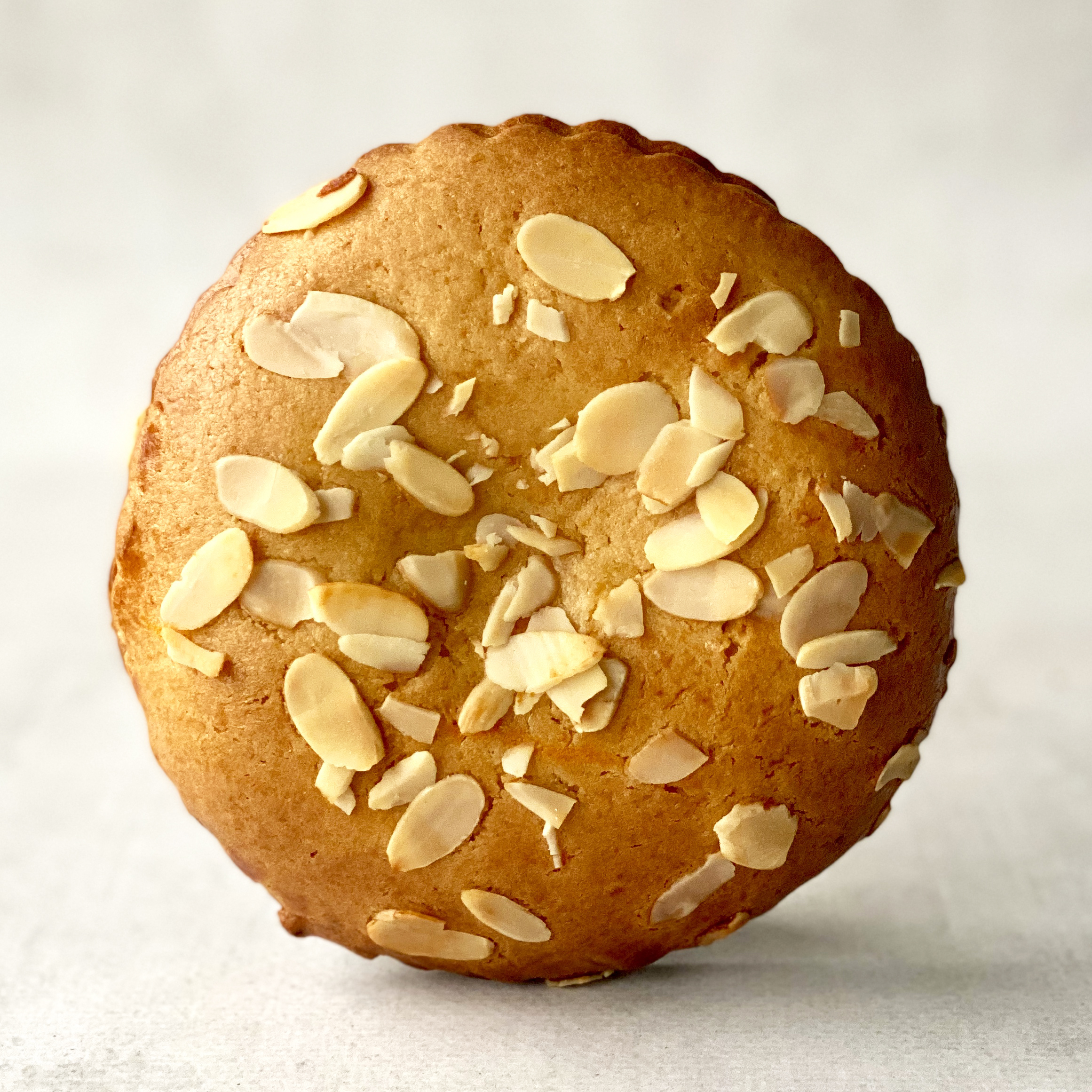 Песочный мини пирог с начинкой из марципана «Куки миндальный», украшенный стружкой миндаля. изображение 4