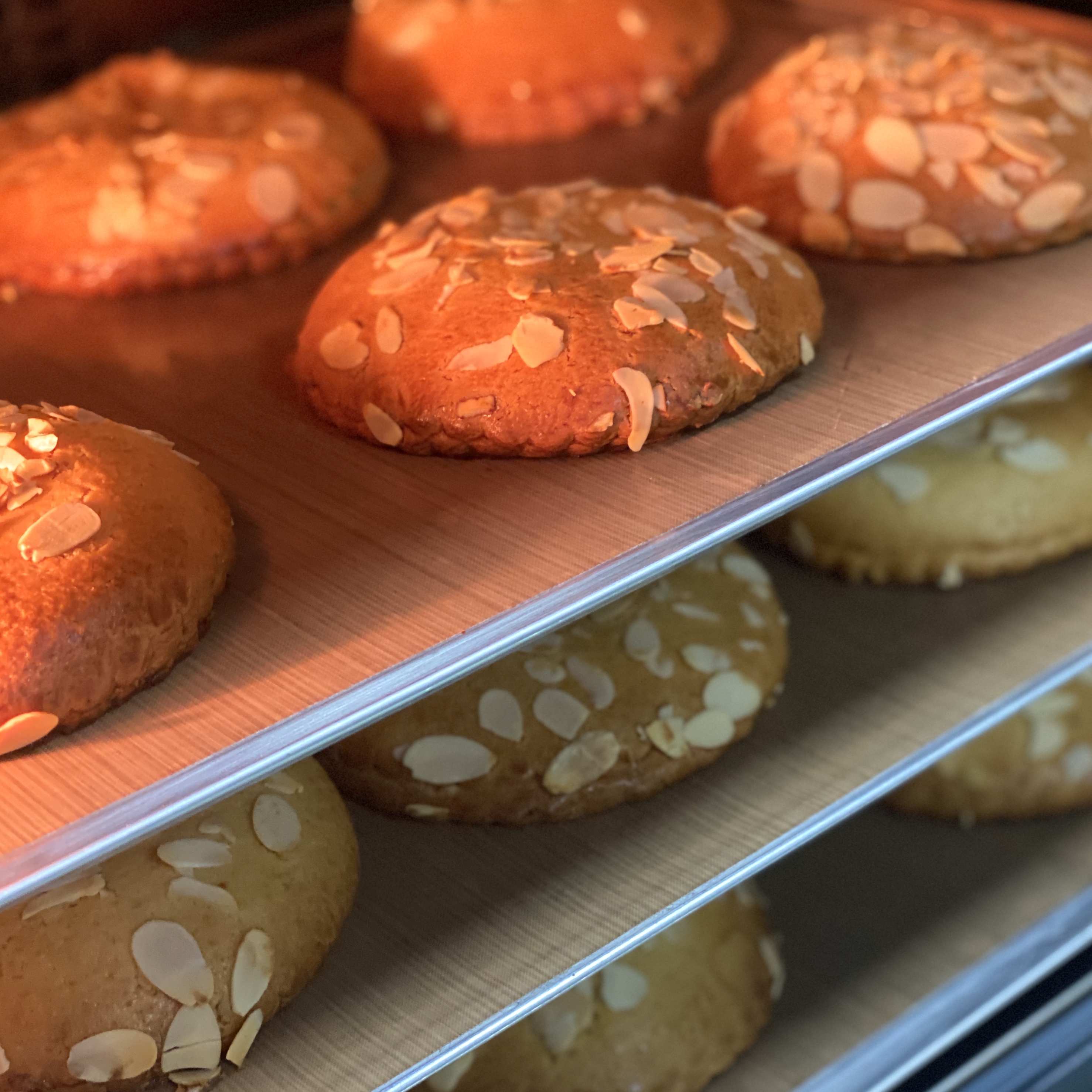 Песочный мини пирог с начинкой из марципана «Куки миндальный», украшенный стружкой миндаля. изображение 5