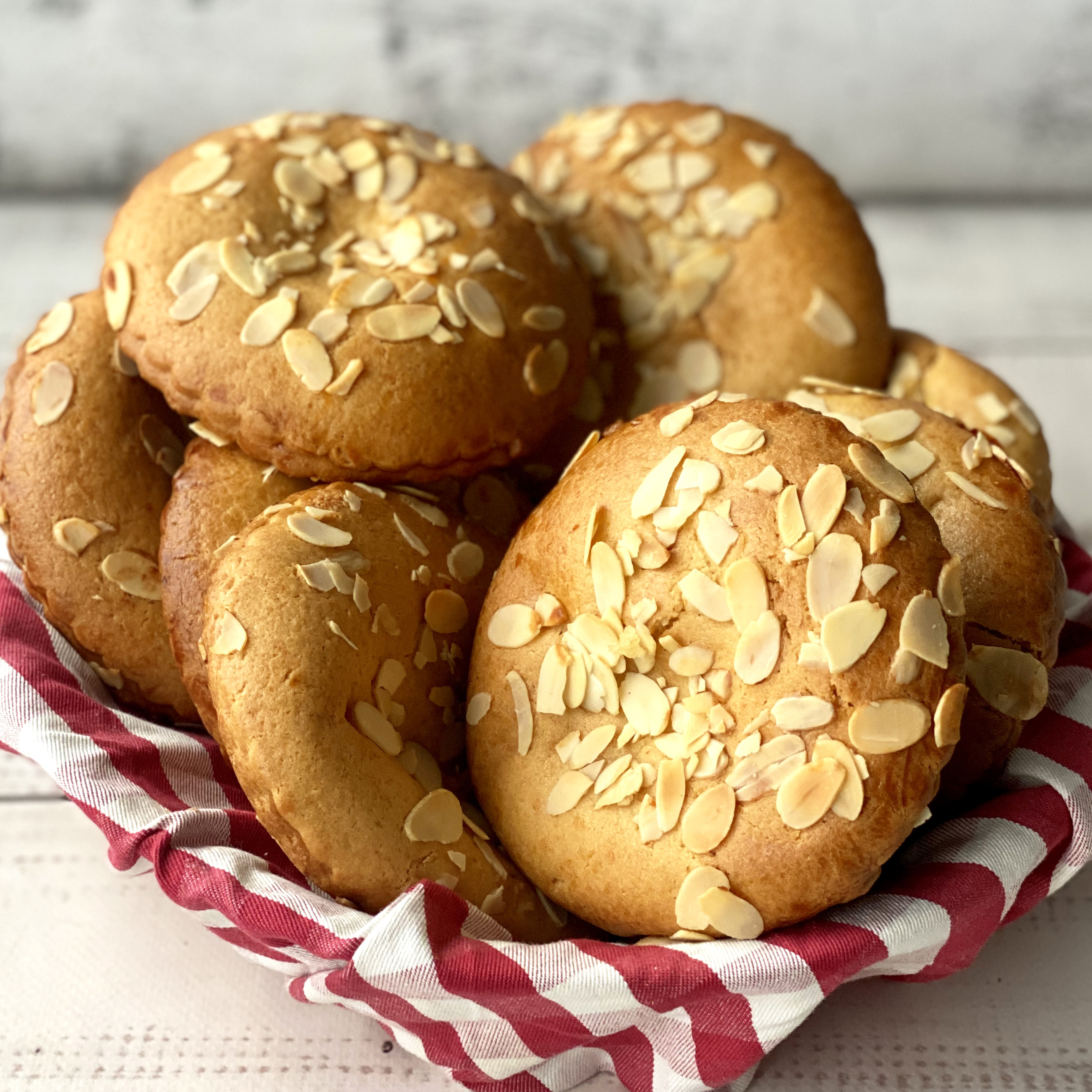 Песочный мини пирог с начинкой из марципана «Куки миндальный», украшенный стружкой миндаля. изображение 6