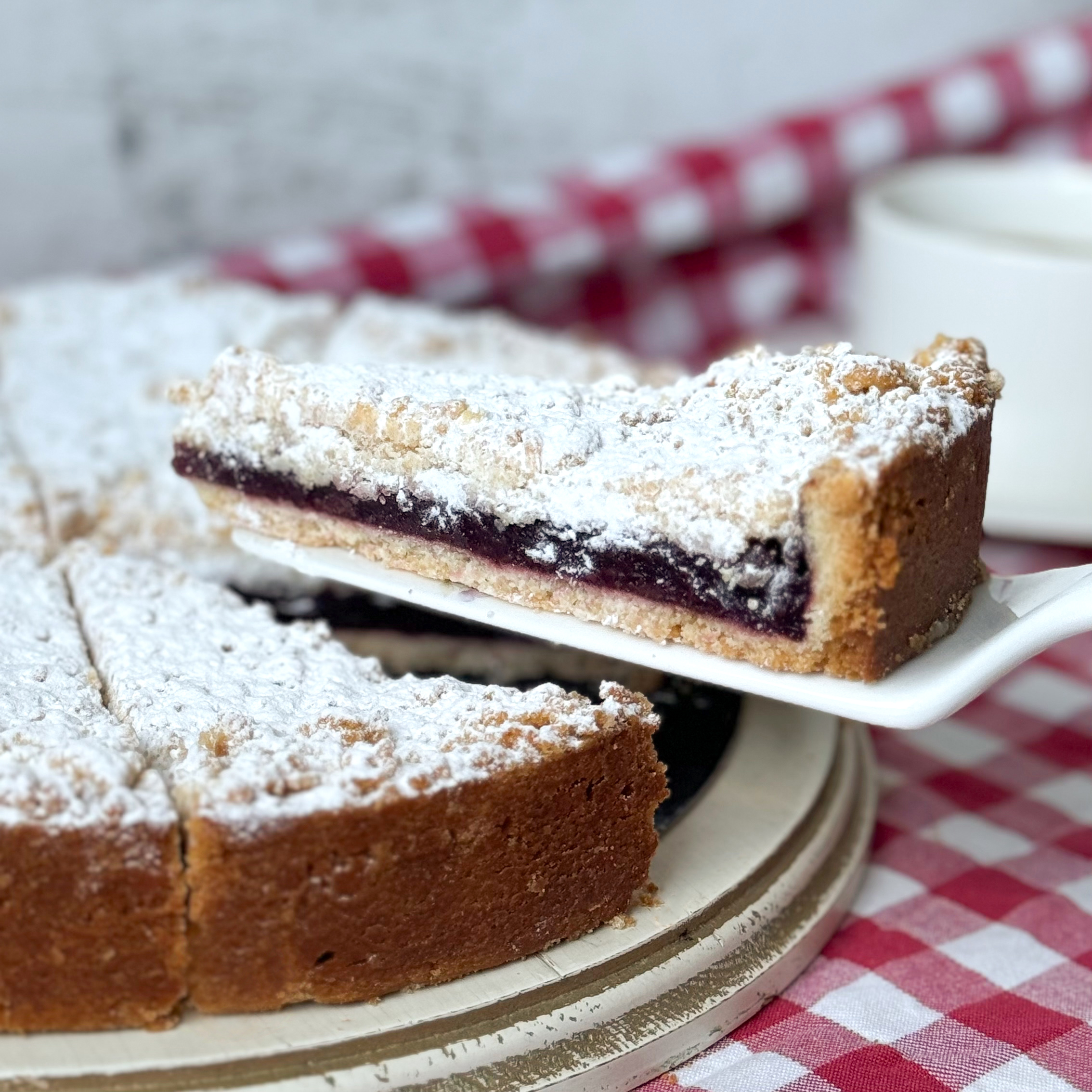 Пирог из песочного теста с начинкой из сочных вишен изображение 2