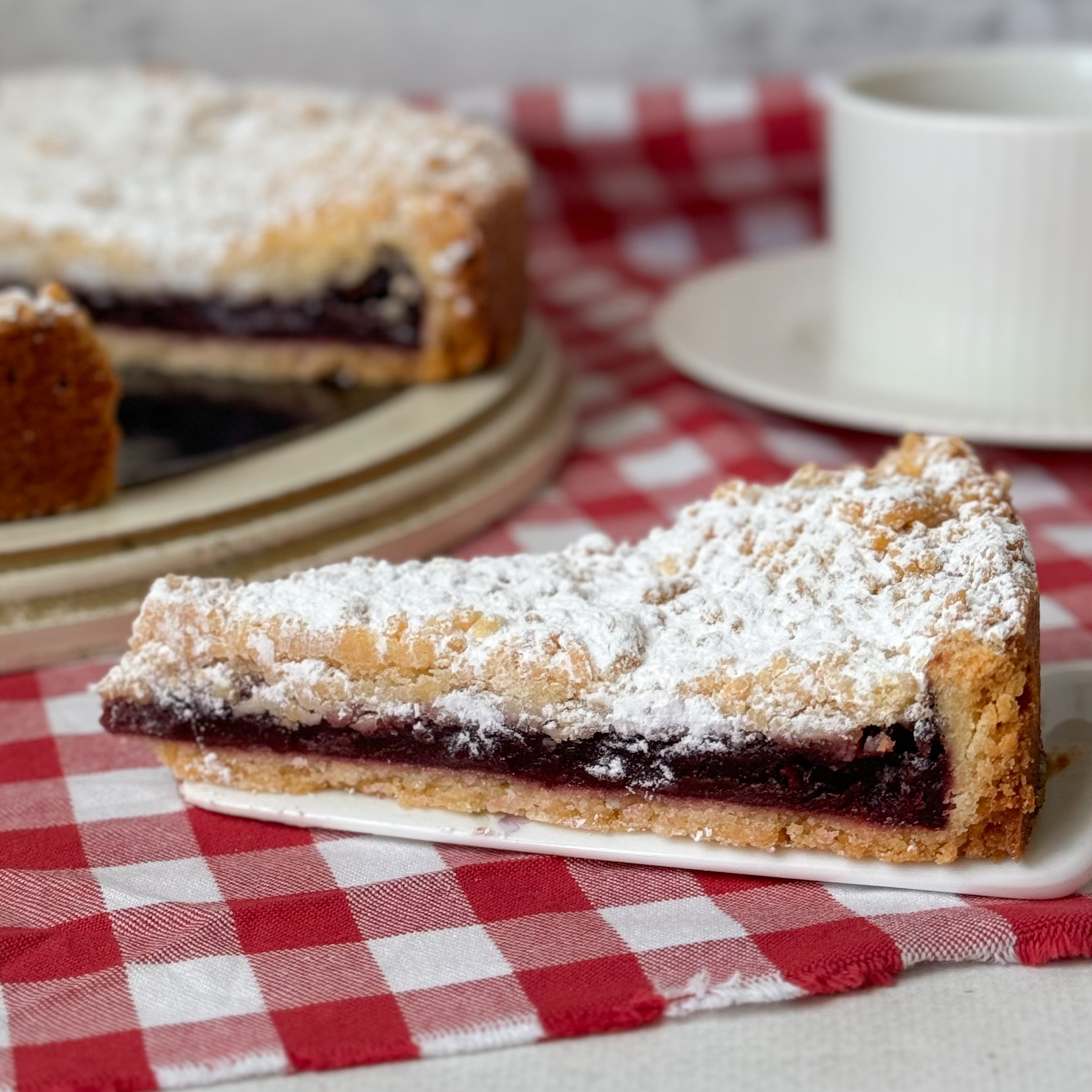 Пирог из песочного теста с начинкой из сочных вишен изображение 3