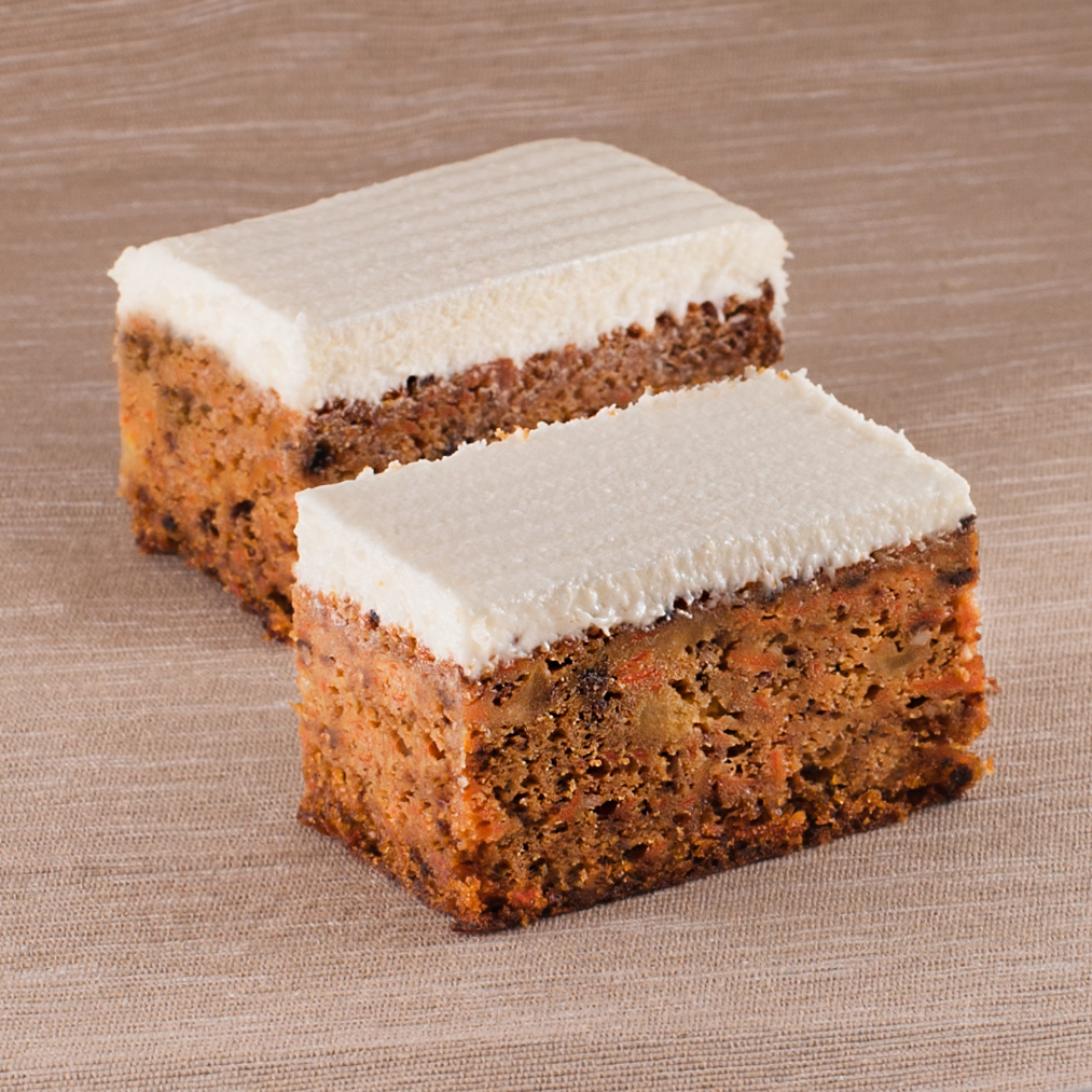 Коржи с добавлением моркови, ананаса, грецкого ореха, изюма покрыты кремом из сливочного сыра. Морковное пирожное - оригинальный и вкусный десерт. изображение 1