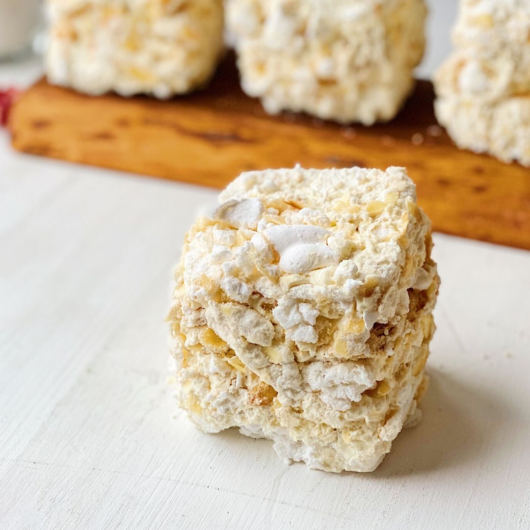 Сочетание нежного безе, легкого белкового и сливочного крема, сочного чернослива и лепестков миндаля. Торт просто тает во рту! изображение 2