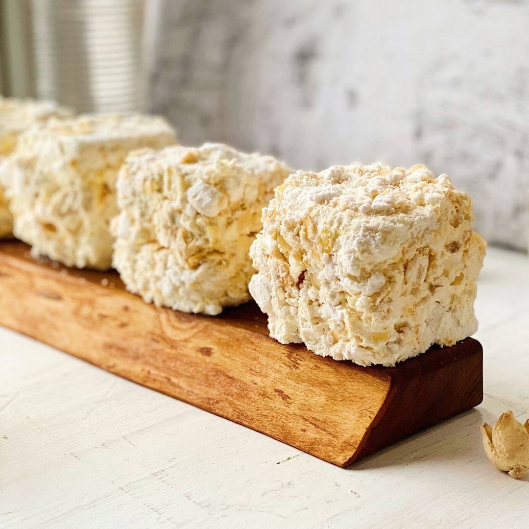 Сочетание нежного безе, легкого белкового и сливочного крема, сочного чернослива и лепестков миндаля. Торт просто тает во рту! изображение 3