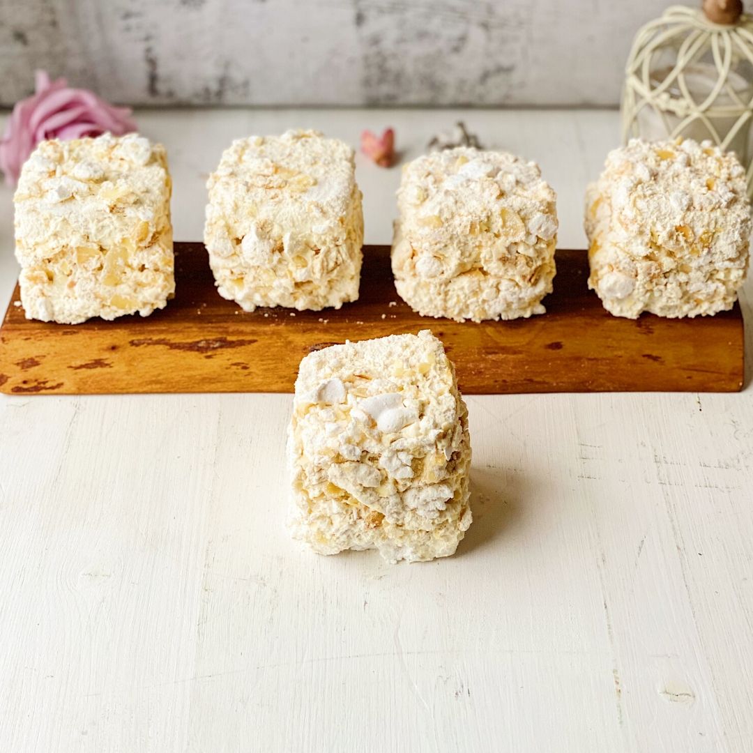 Сочетание нежного безе, легкого белкового и сливочного крема, сочного чернослива и лепестков миндаля. Торт просто тает во рту! изображение 4