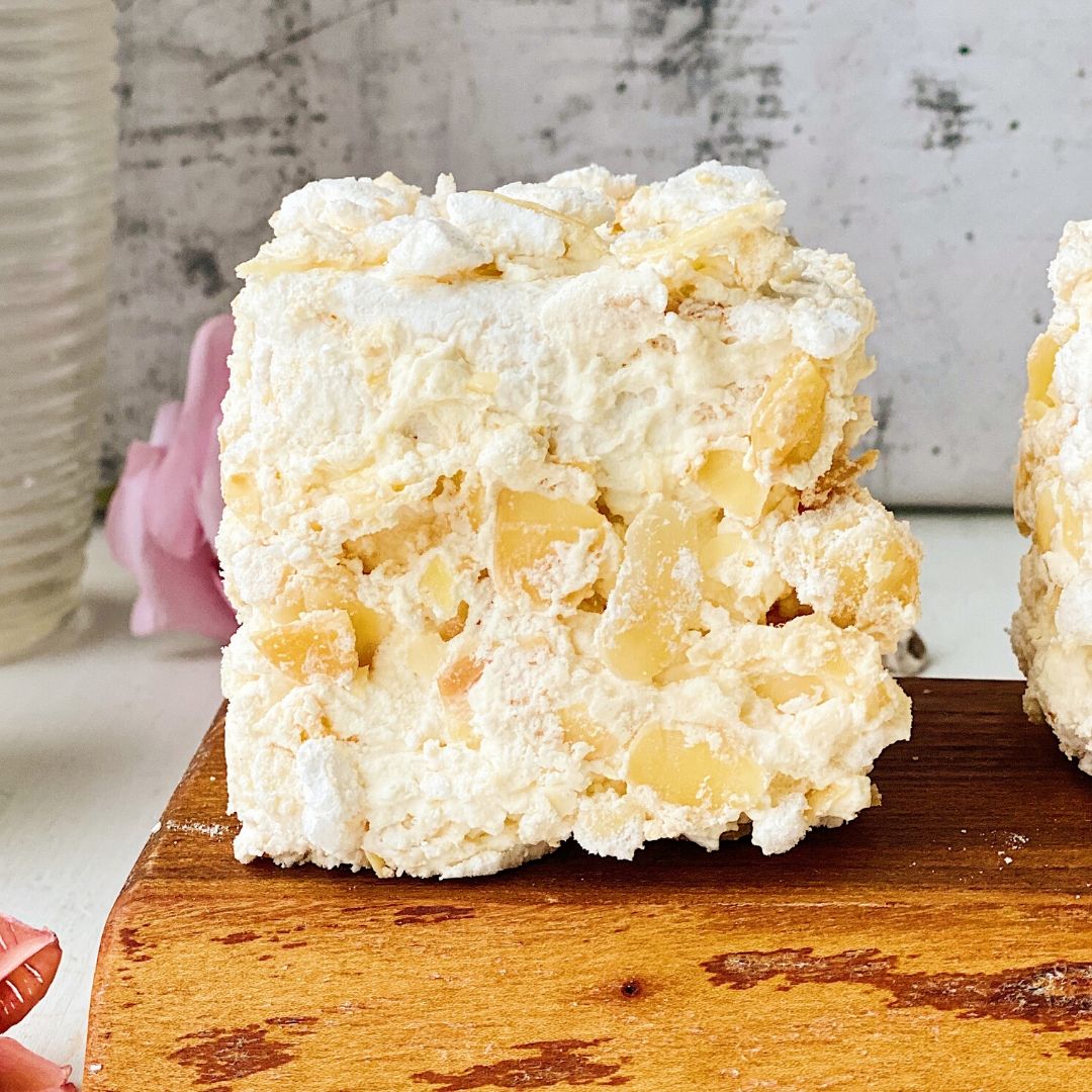 Сочетание нежного безе, легкого белкового и сливочного крема, сочного чернослива и лепестков миндаля. Торт просто тает во рту! изображение 5