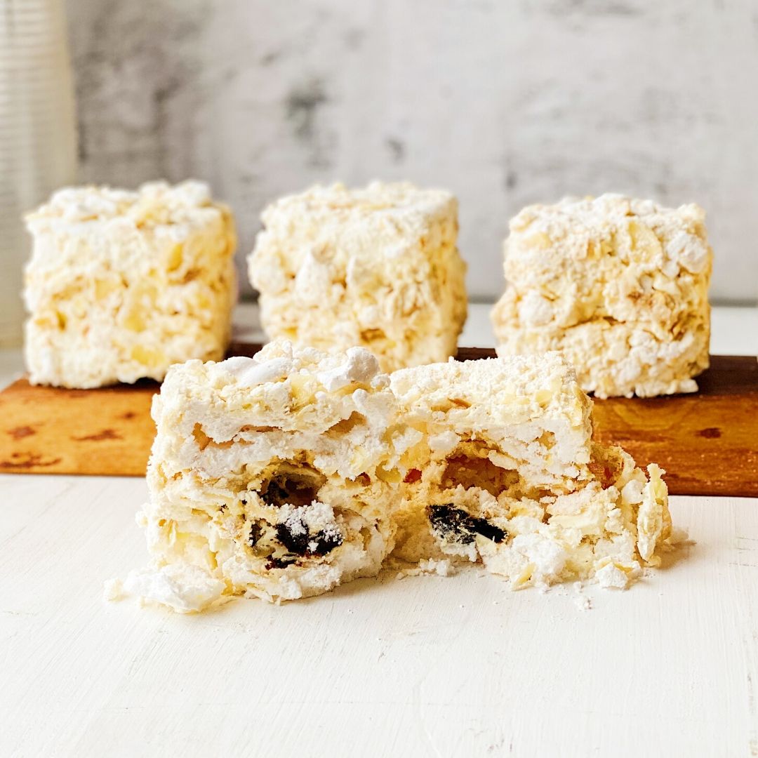 Сочетание нежного безе, легкого белкового и сливочного крема, сочного чернослива и лепестков миндаля. Торт просто тает во рту! изображение 6