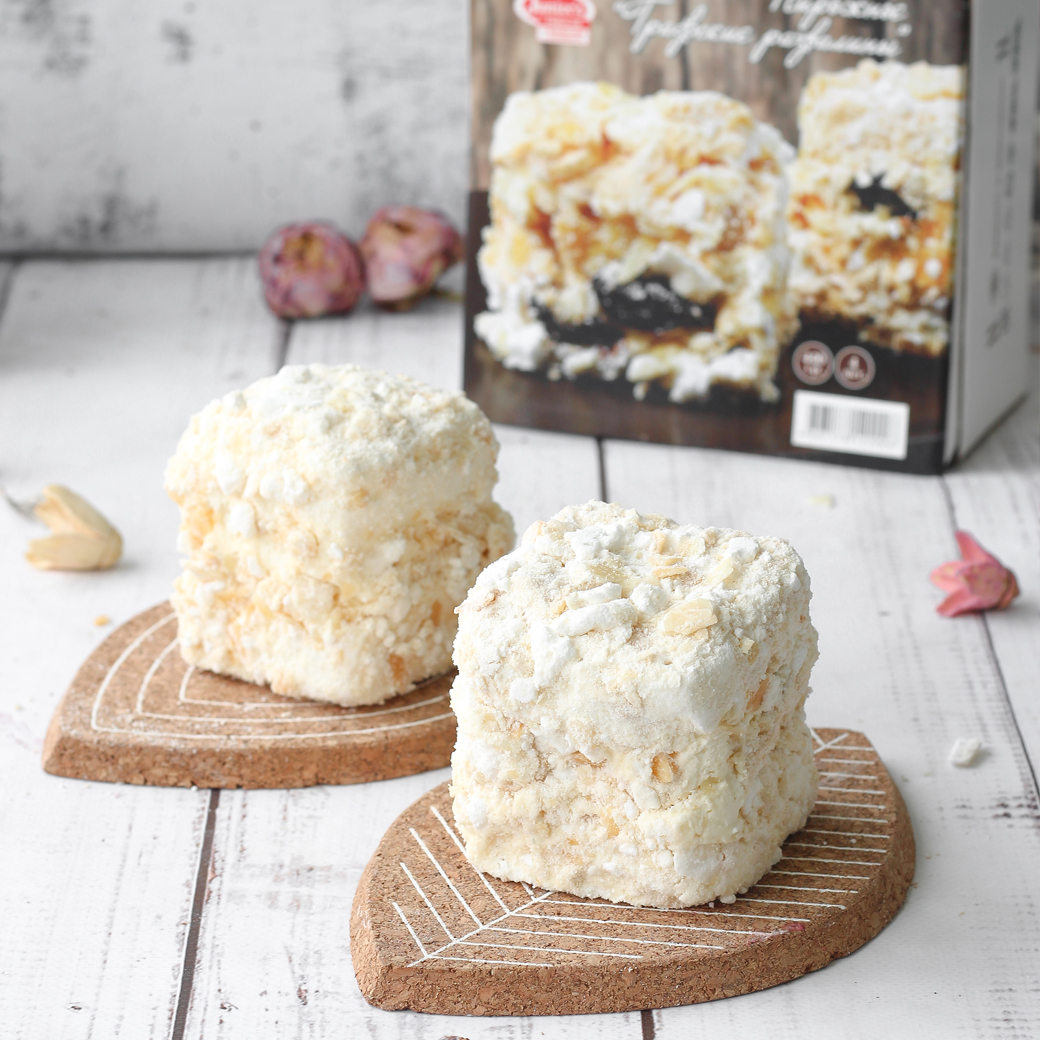 Сочетание нежного безе, легкого белкового и сливочного крема, сочного чернослива и лепестков миндаля. Торт просто тает во рту! изображение 1