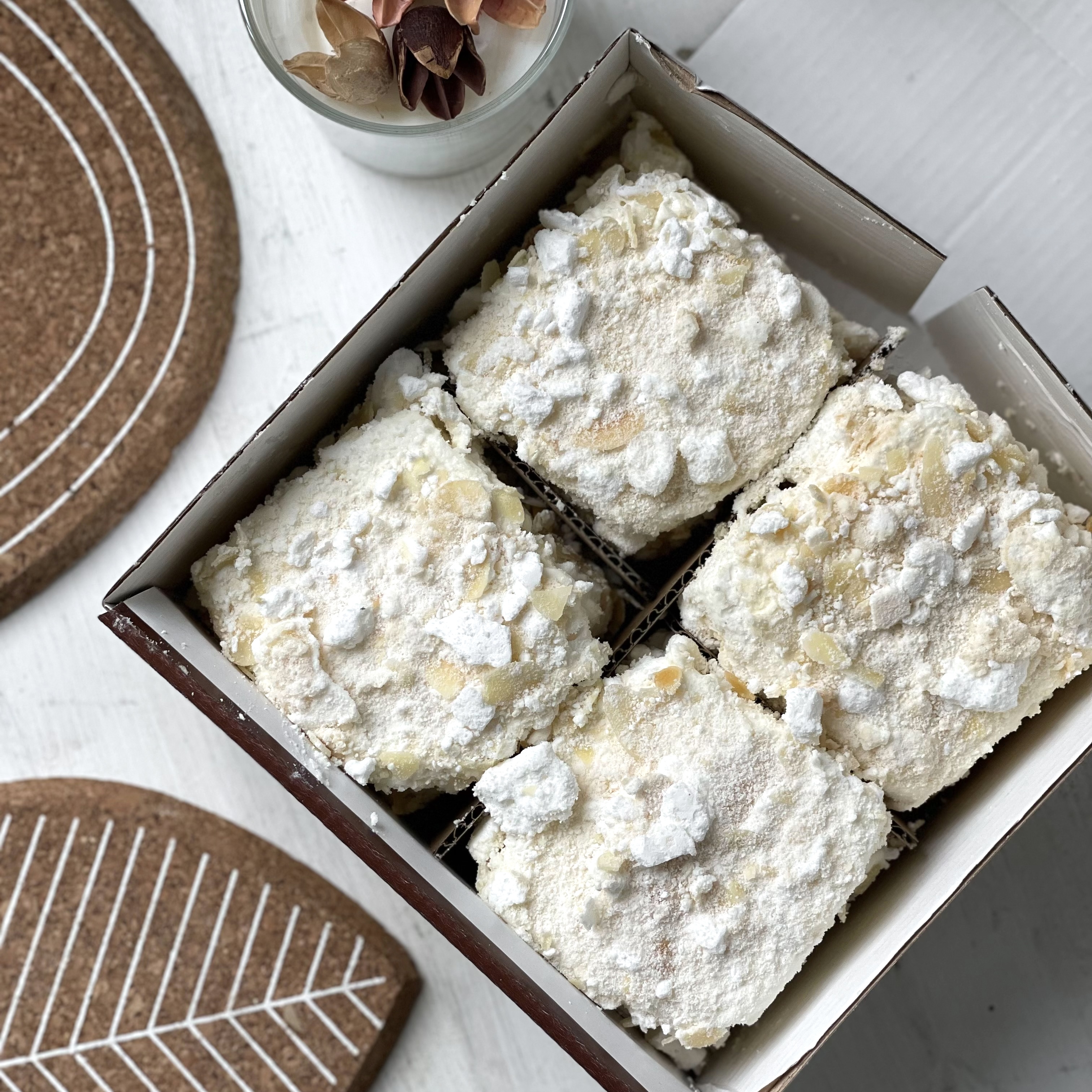 Сочетание нежного безе, легкого белкового и сливочного крема, сочного чернослива и лепестков миндаля. Торт просто тает во рту! изображение 6