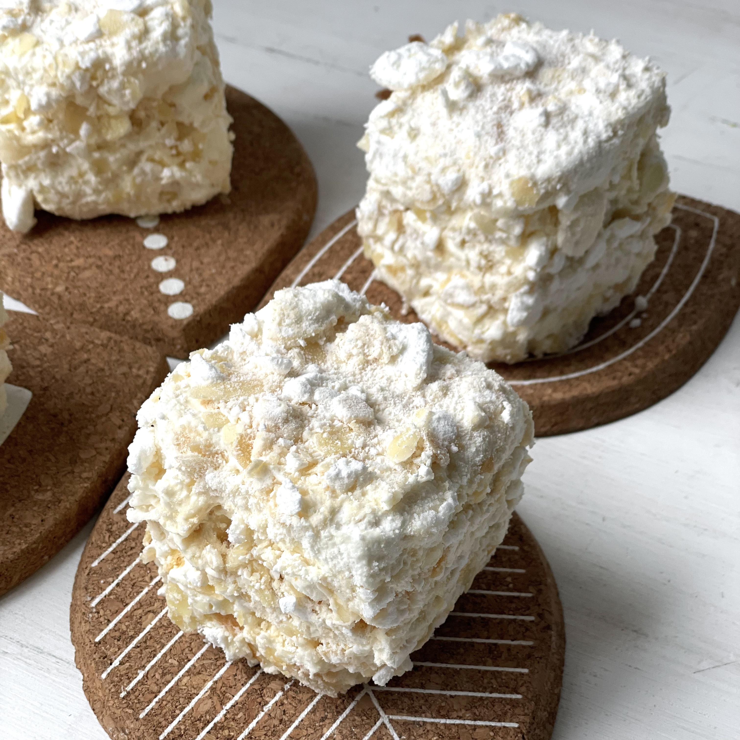 Сочетание нежного безе, легкого белкового и сливочного крема, сочного чернослива и лепестков миндаля. Торт просто тает во рту! изображение 7