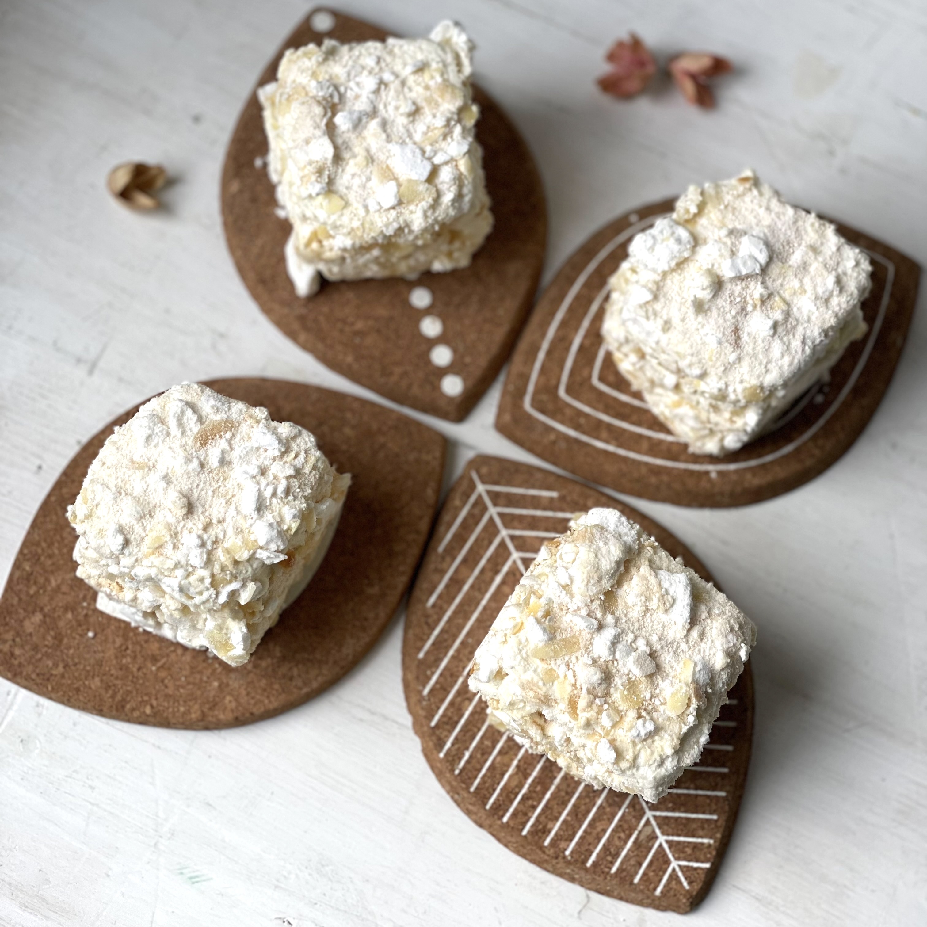 Сочетание нежного безе, легкого белкового и сливочного крема, сочного чернослива и лепестков миндаля. Торт просто тает во рту! изображение 2