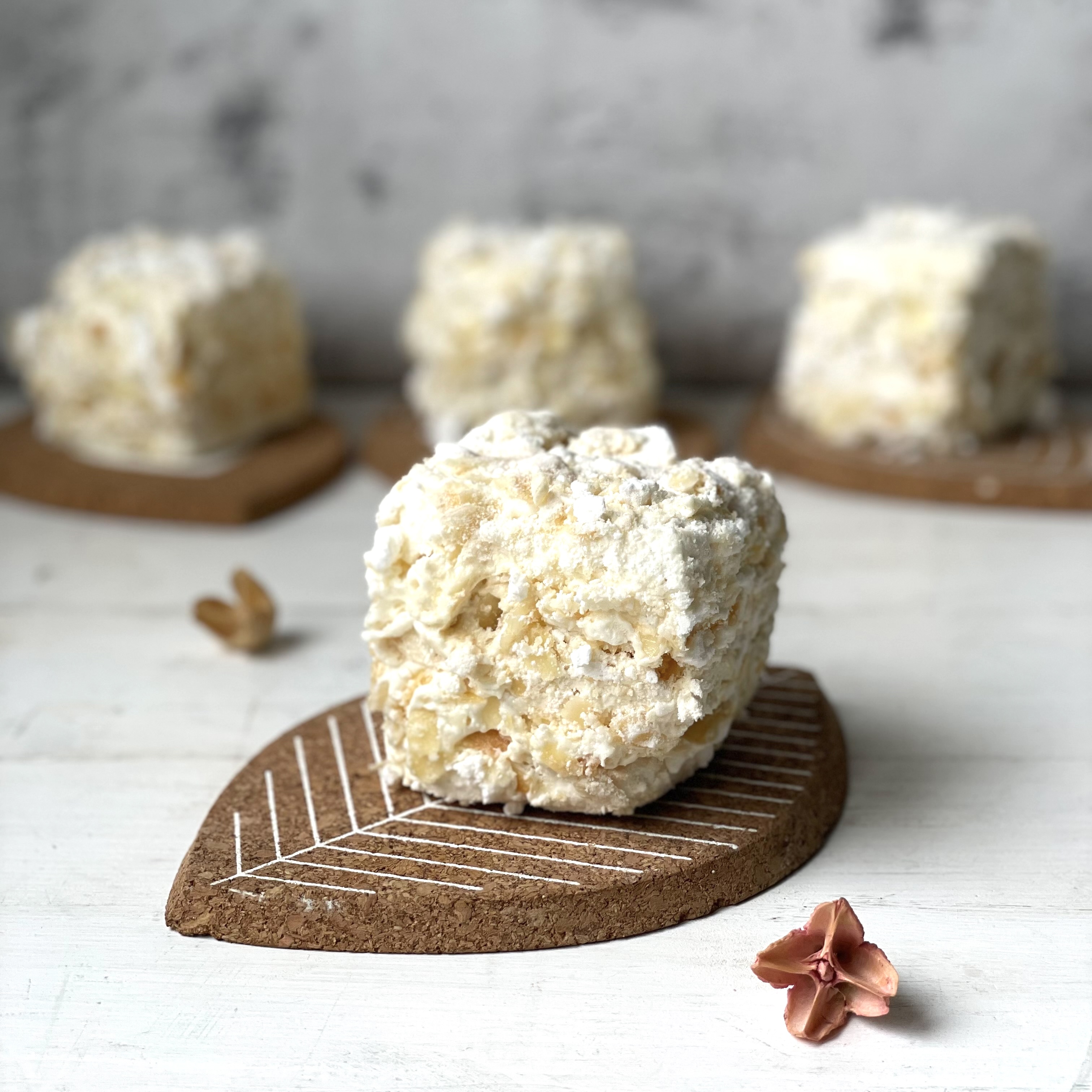 Сочетание нежного безе, легкого белкового и сливочного крема, сочного чернослива и лепестков миндаля. Торт просто тает во рту! изображение 3