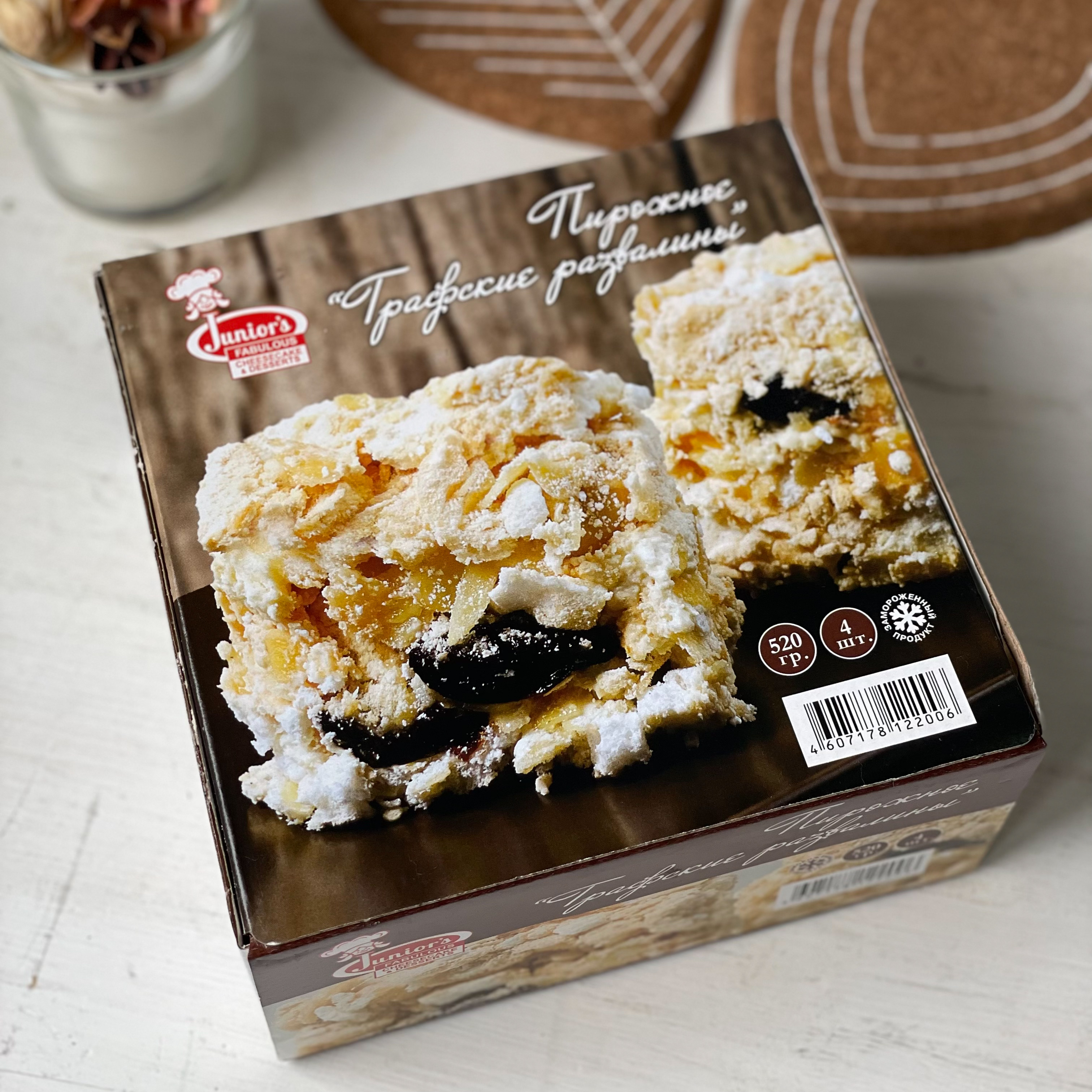 Сочетание нежного безе, легкого белкового и сливочного крема, сочного чернослива и лепестков миндаля. Торт просто тает во рту! изображение 4