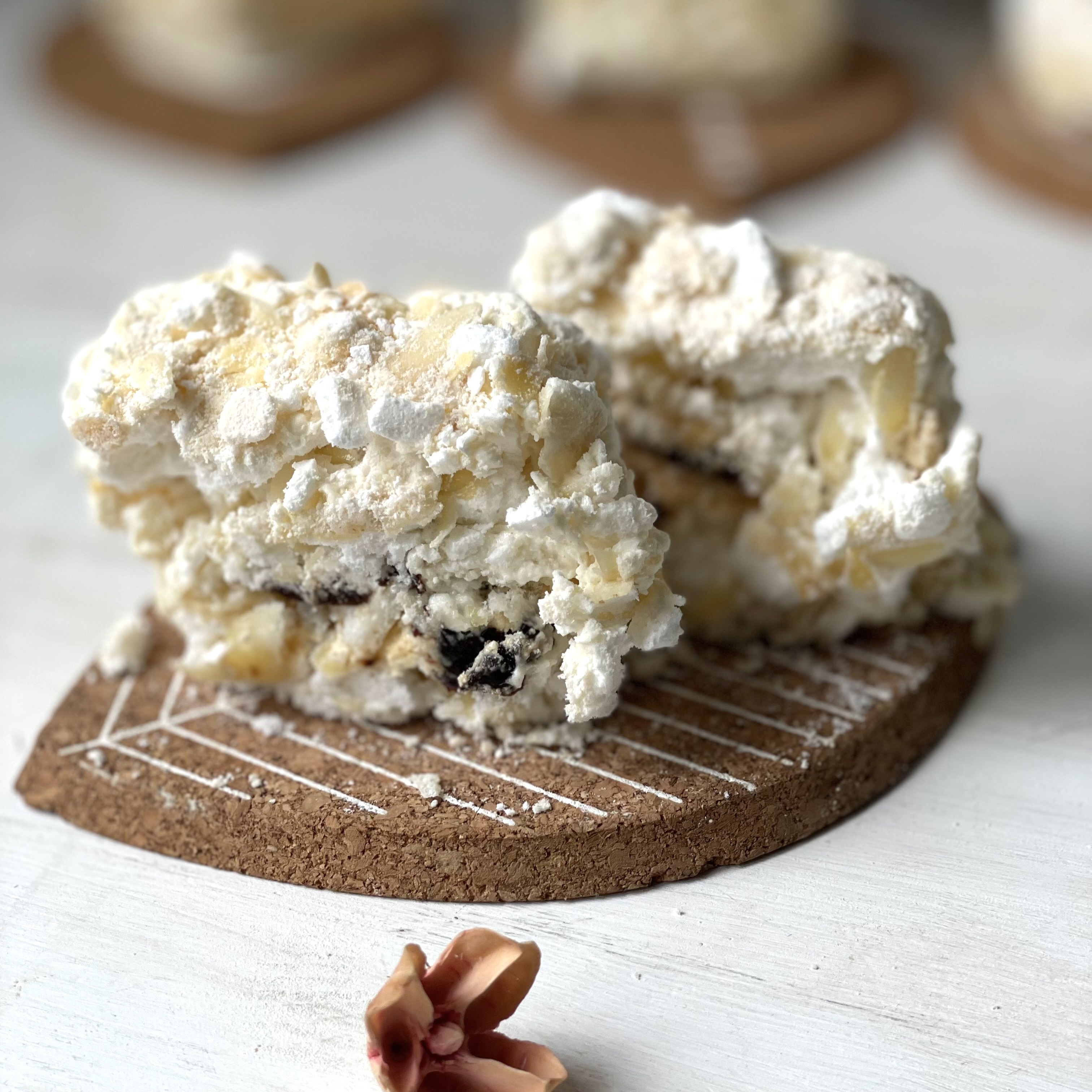 Сочетание нежного безе, легкого белкового и сливочного крема, сочного чернослива и лепестков миндаля. Торт просто тает во рту! изображение 5