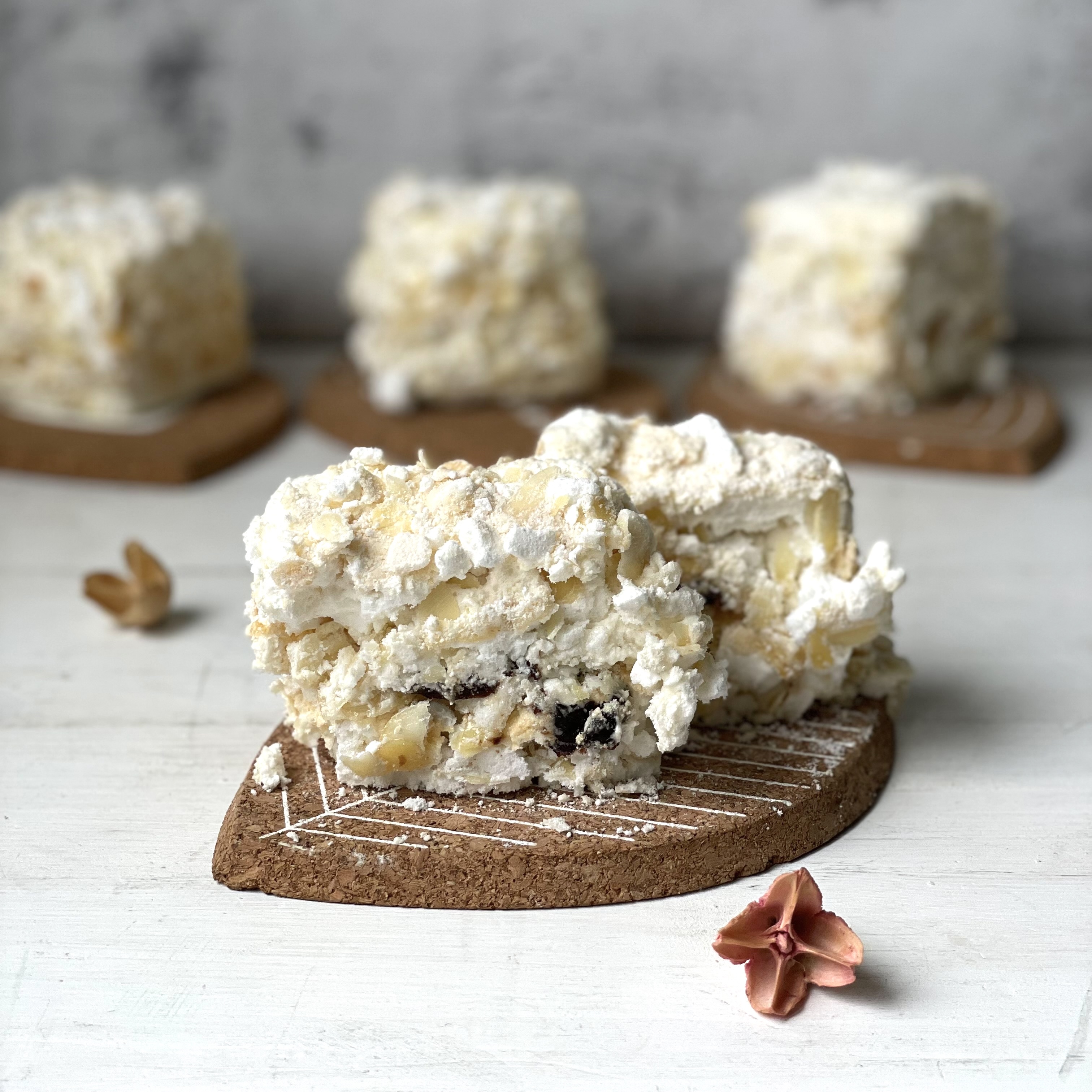 Сочетание нежного безе, легкого белкового и сливочного крема, сочного чернослива и лепестков миндаля. Торт просто тает во рту! изображение 8