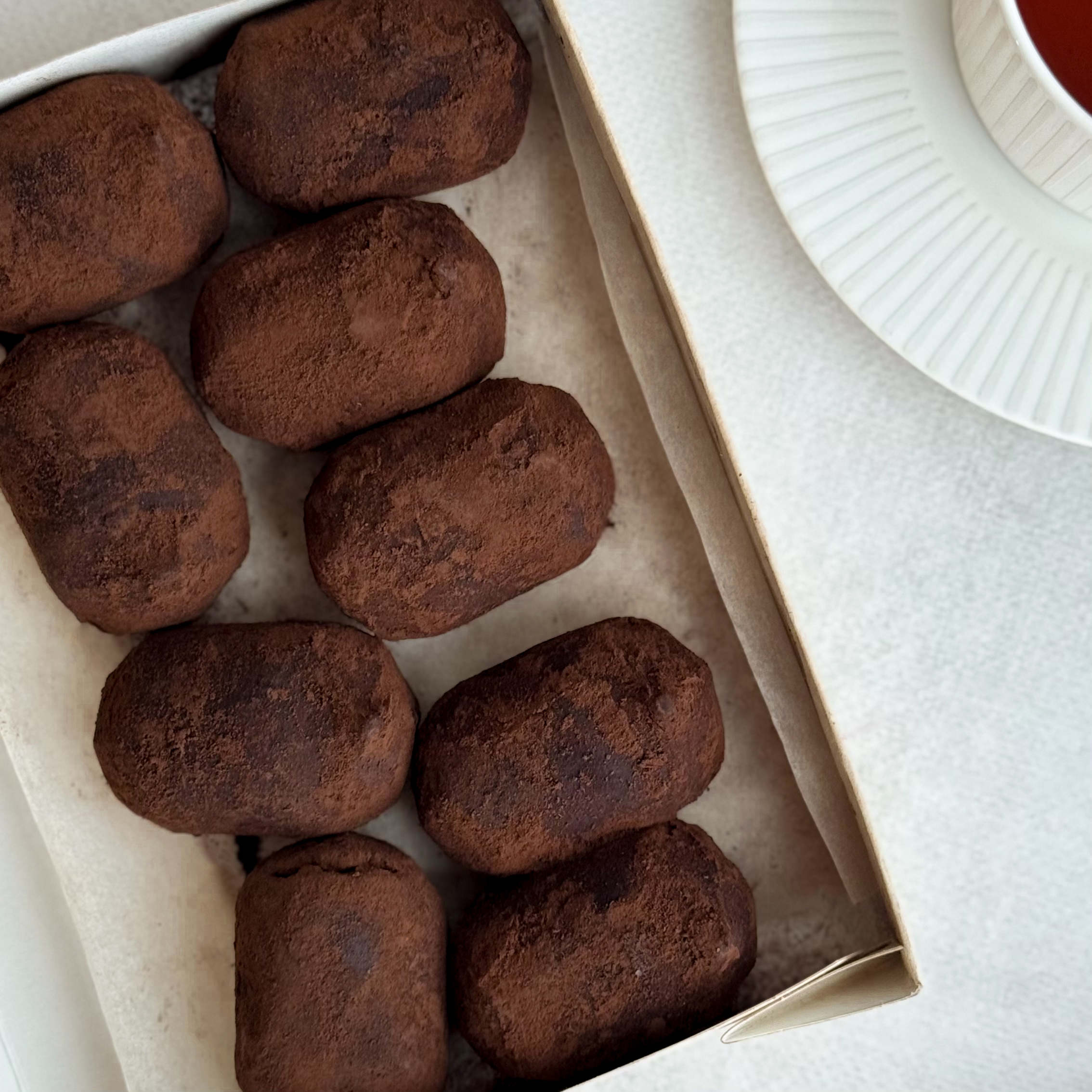 Классическое лакомство родом из детства! Оригинальный рецепт, нежная, слегка влажная текстура внутри, насыщенный шоколадный вкус и идеально ровный слой какао-порошка сверху. Пирожное порадует своим неповторимым вкусом как взрослых, так и детей. изображение 2