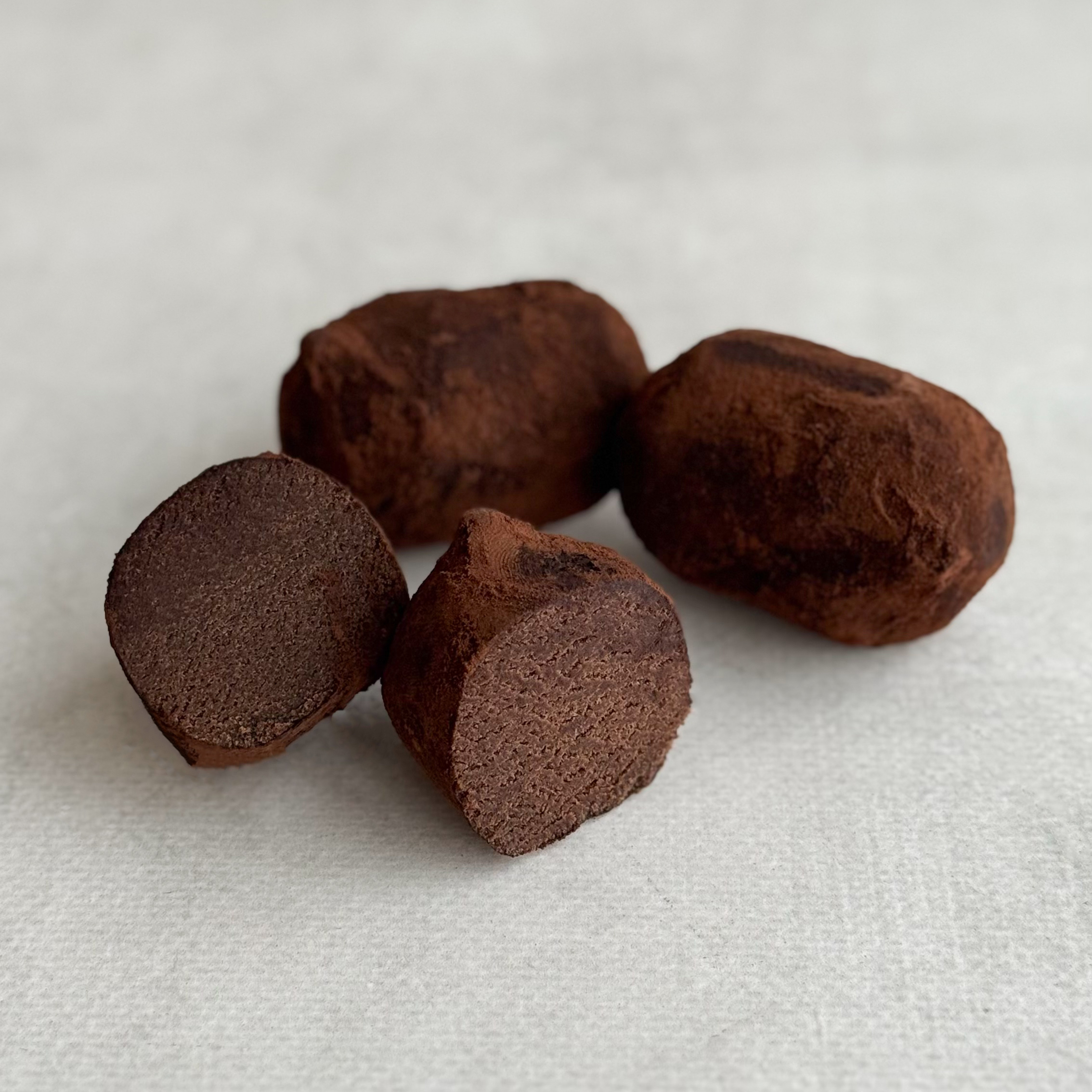 Классическое лакомство родом из детства! Оригинальный рецепт, нежная, слегка влажная текстура внутри, насыщенный шоколадный вкус и идеально ровный слой какао-порошка сверху. Пирожное порадует своим неповторимым вкусом как взрослых, так и детей. изображение 3