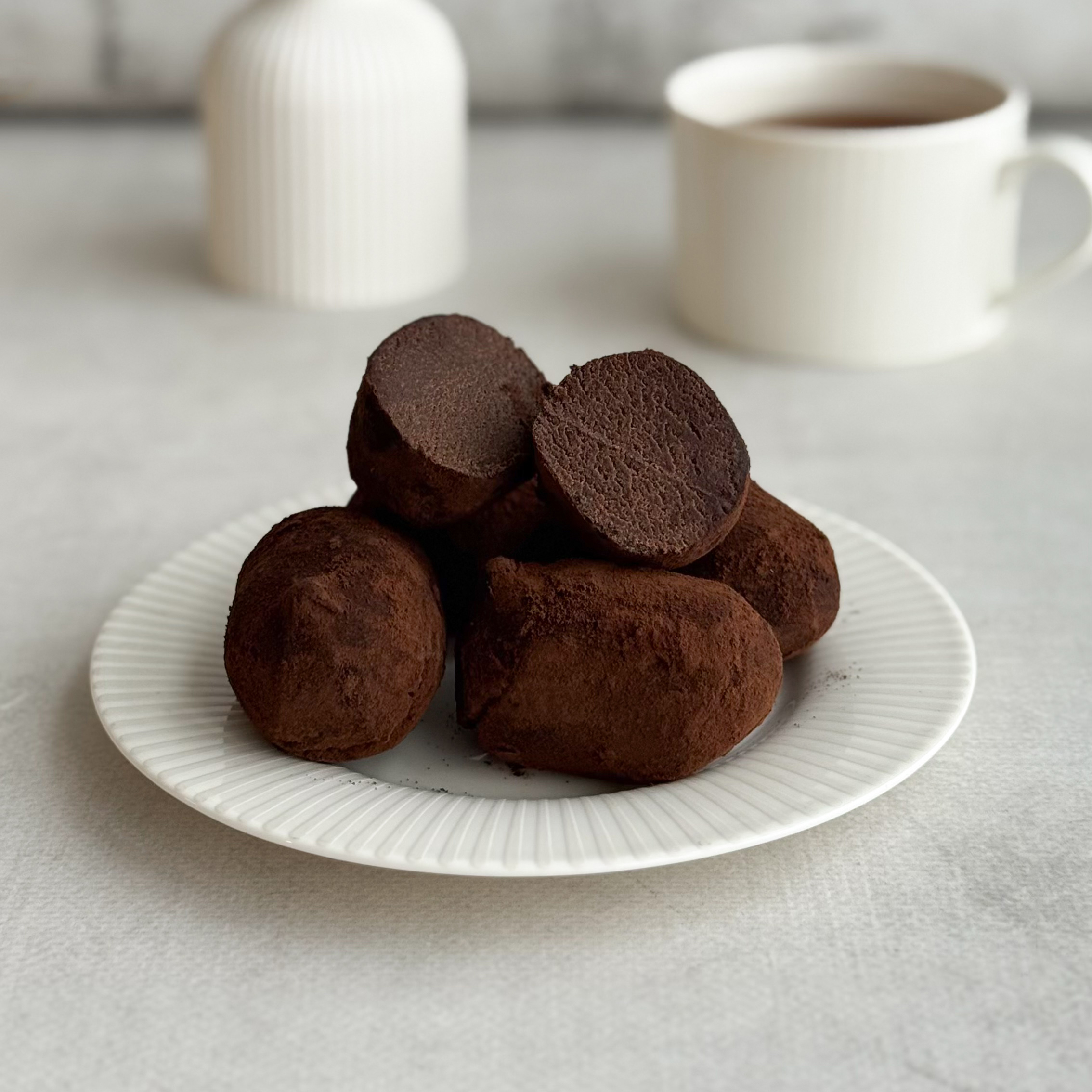 Классическое лакомство родом из детства! Оригинальный рецепт, нежная, слегка влажная текстура внутри, насыщенный шоколадный вкус и идеально ровный слой какао-порошка сверху. Пирожное порадует своим неповторимым вкусом как взрослых, так и детей. изображение 4