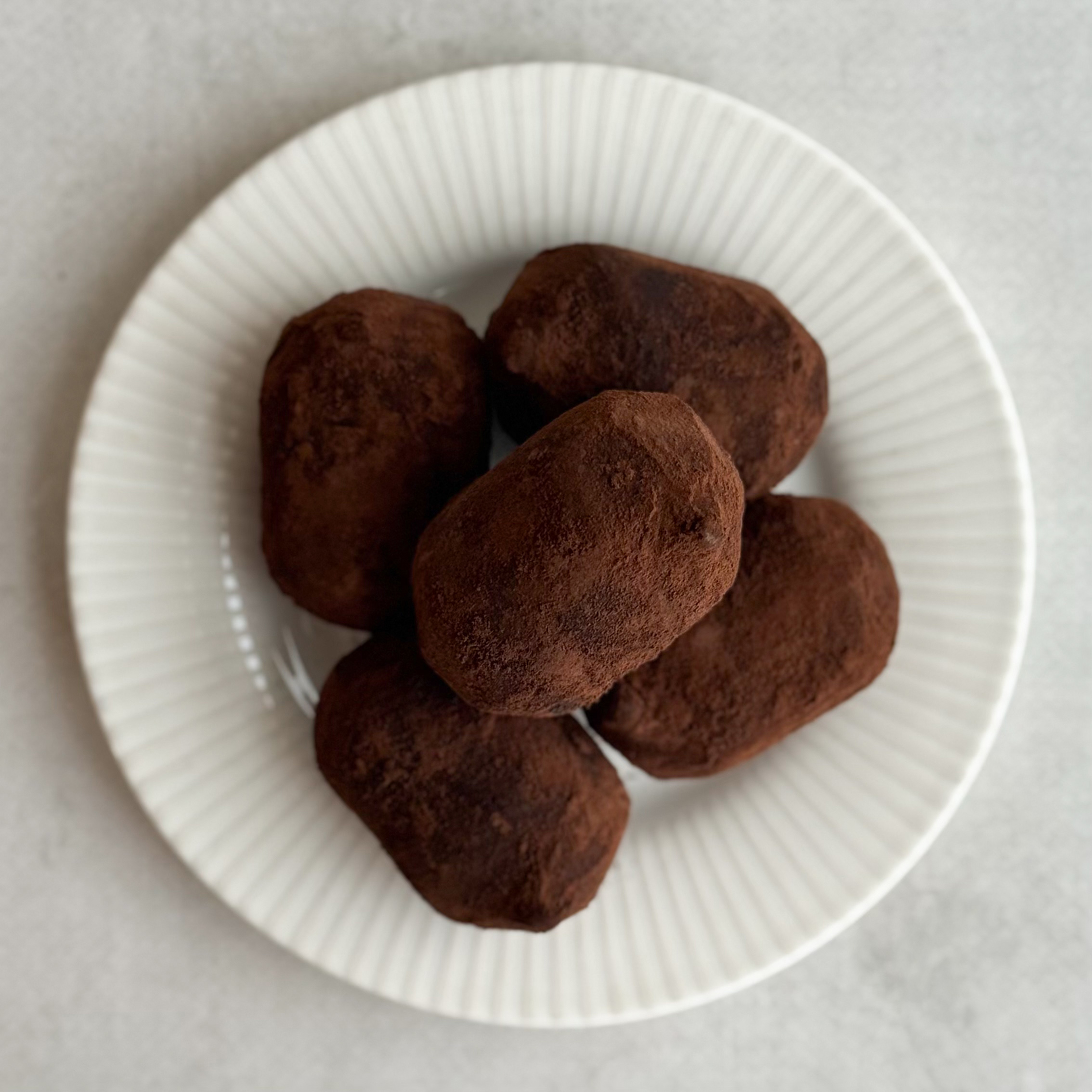 Классическое лакомство родом из детства! Оригинальный рецепт, нежная, слегка влажная текстура внутри, насыщенный шоколадный вкус и идеально ровный слой какао-порошка сверху. Пирожное порадует своим неповторимым вкусом как взрослых, так и детей. изображение 7