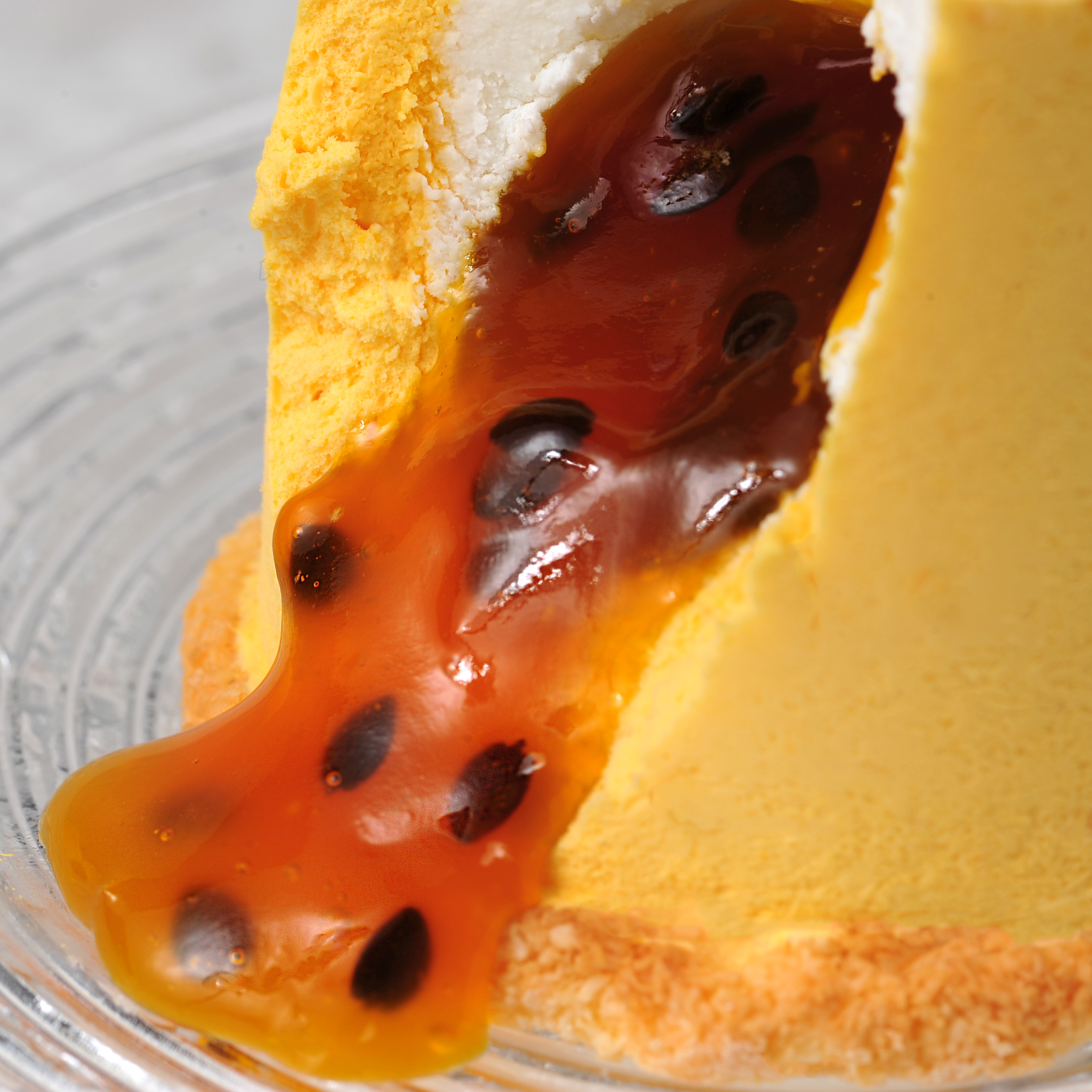 Нежнейшее суфле из манго с сердцевиной из кокосового суфле из свежих сливок с ароматной начинкой из мякоти маракуйи с кислинкой на корже из кокосовой стружки изображение 2