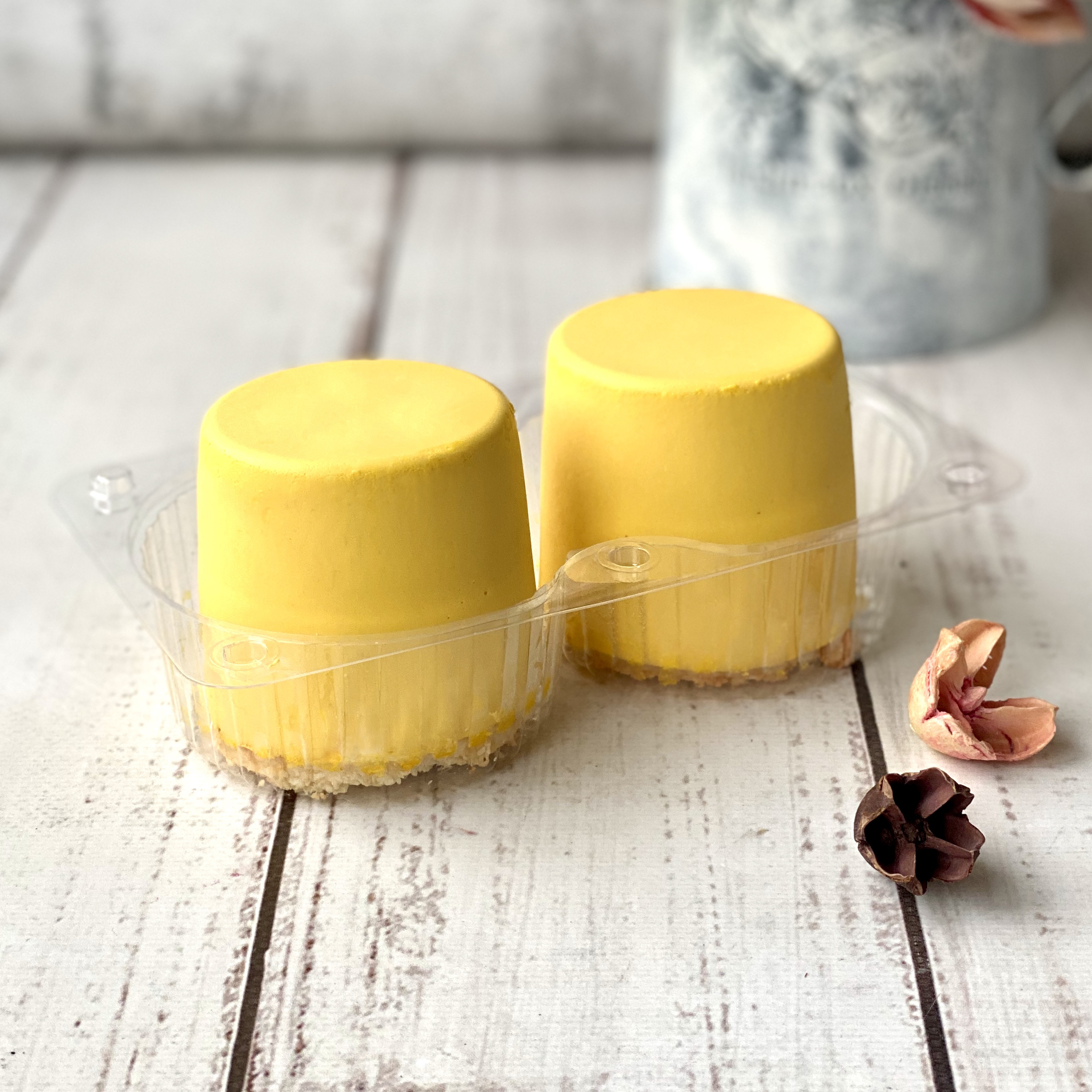 Нежнейшее суфле из манго с сердцевиной из кокосового суфле из свежих сливок с ароматной начинкой из мякоти маракуйи с кислинкой на корже из кокосовой стружки изображение 6