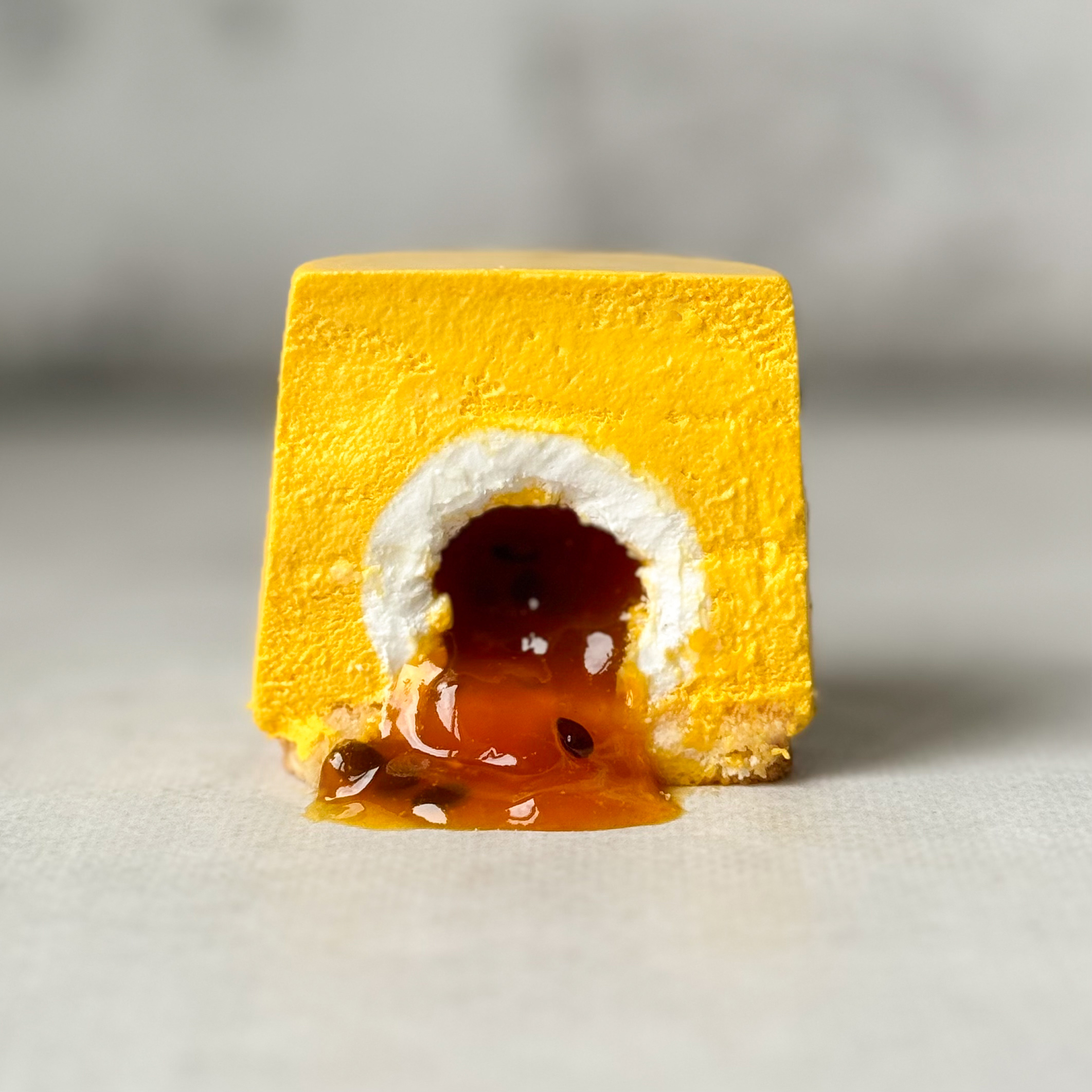 Нежнейшее суфле из манго с сердцевиной из кокосового суфле из свежих сливок с ароматной начинкой из мякоти маракуйи с кислинкой на корже из кокосовой стружки изображение 5