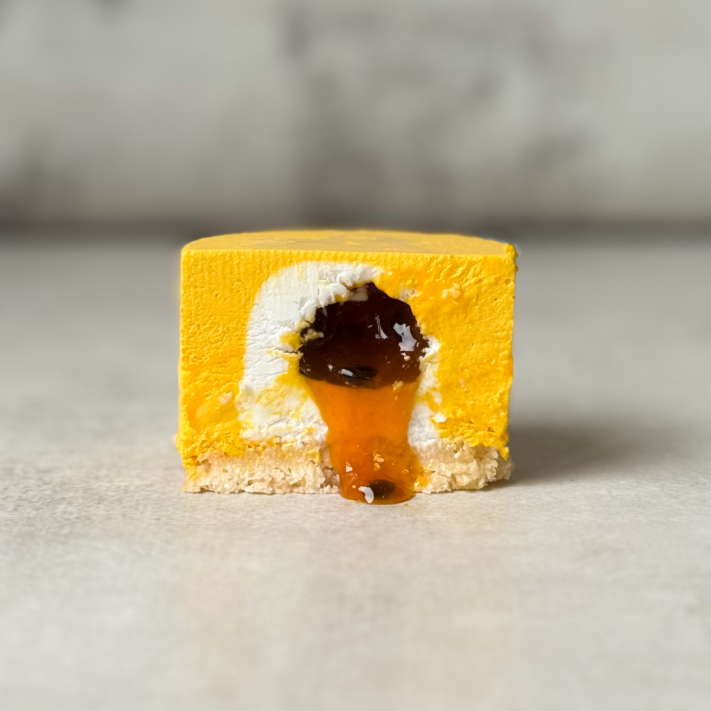 Нежнейшее суфле из манго с сердцевиной из кокосового суфле из свежих сливок с ароматной начинкой из мякоти маракуйи с кислинкой на корже из кокосовой стружки изображение 4