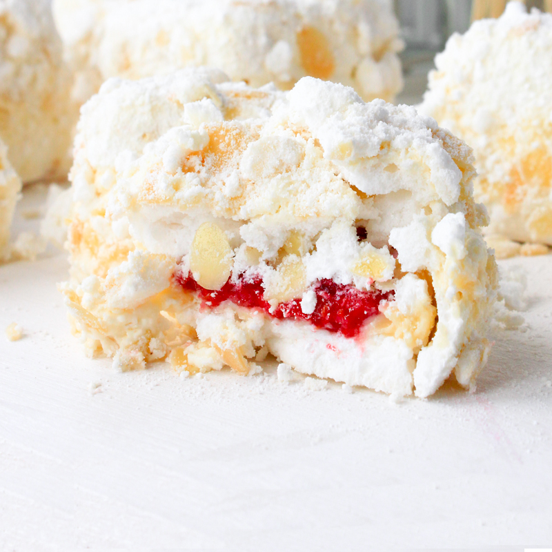 Безе, сливочный крем, слайсы миндаля, малина изображение 1