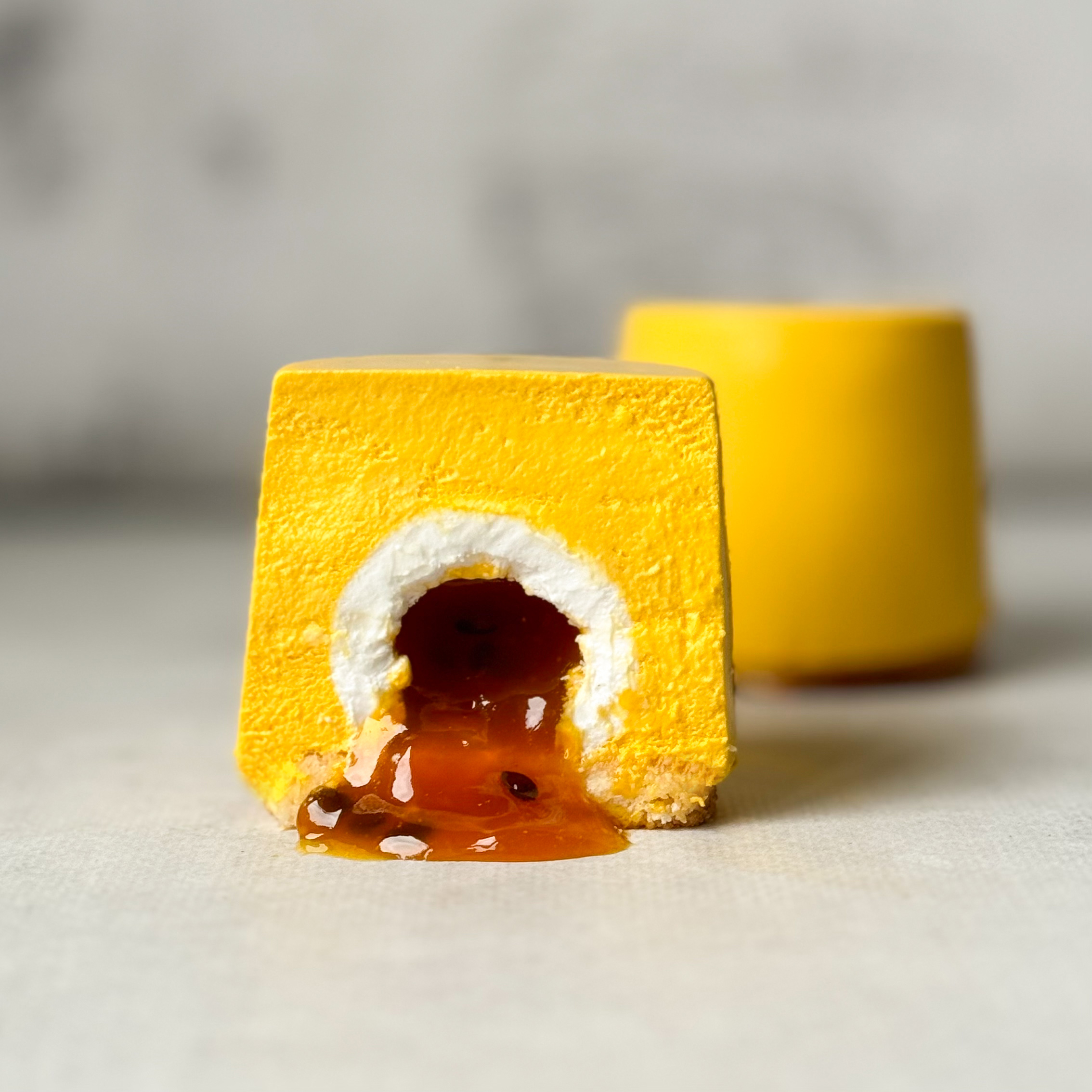 Ассорти муссовых пирожных: пирожное «Шоколадная бомба» 2 шт; пирожное «Манго-маракуйя» 2 шт изображение 3