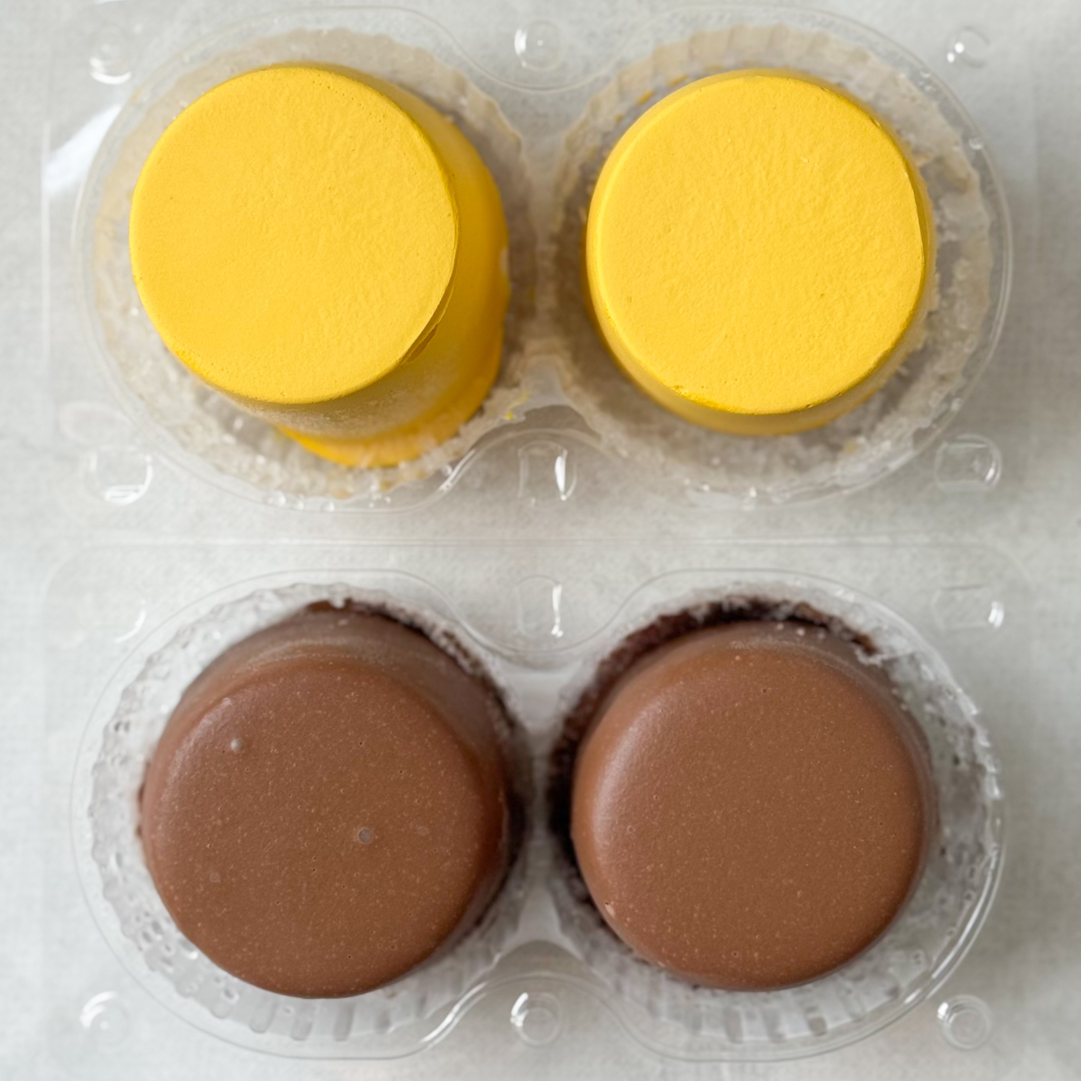 Ассорти муссовых пирожных: пирожное «Шоколадная бомба» 2 шт; пирожное «Манго-маракуйя» 2 шт изображение 5