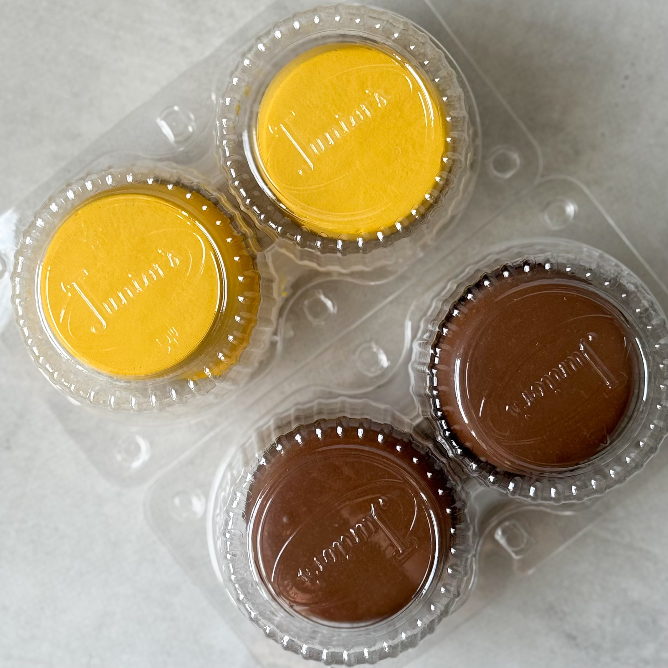 Ассорти муссовых пирожных: пирожное «Шоколадная бомба» 2 шт; пирожное «Манго-маракуйя» 2 шт изображение 4