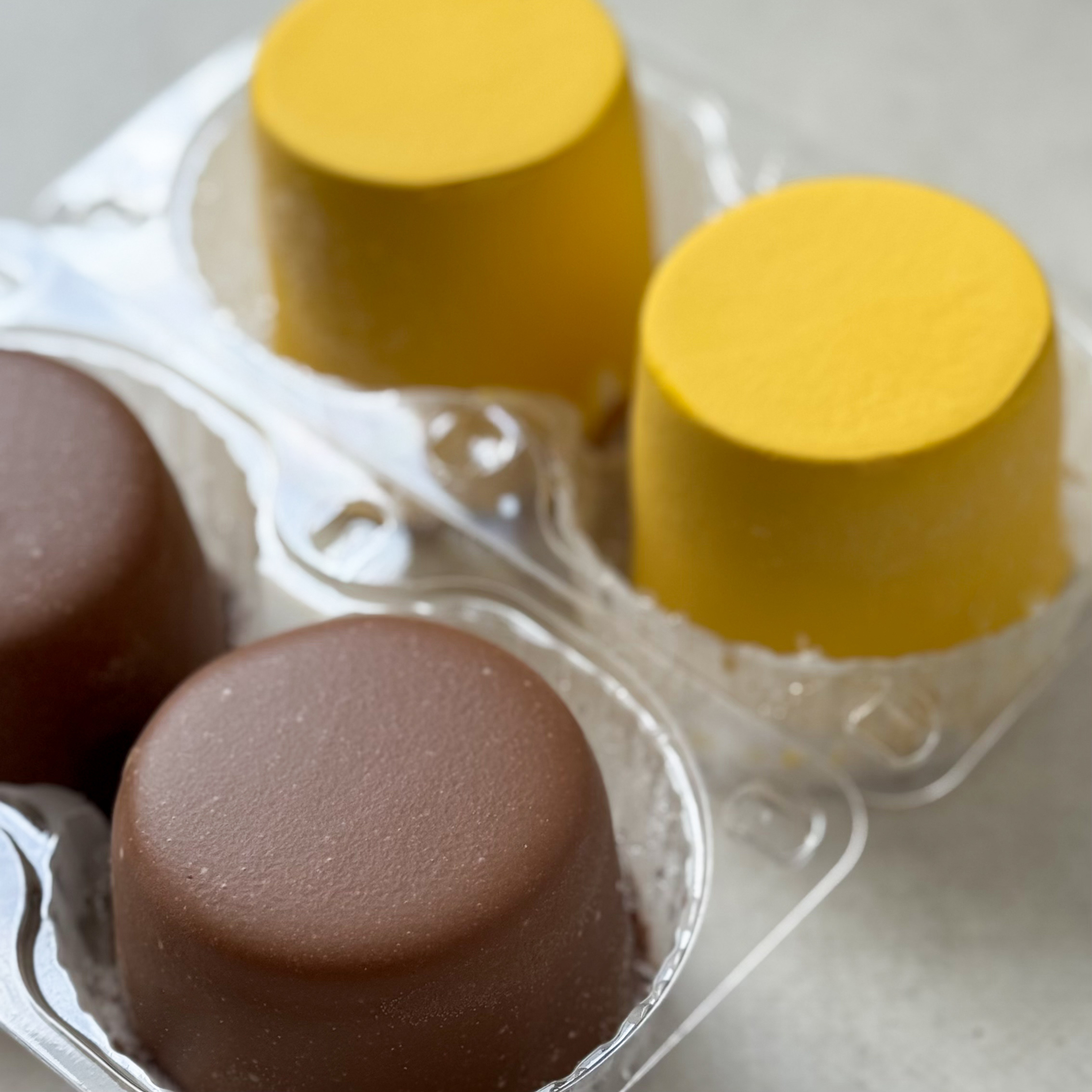 Ассорти муссовых пирожных: пирожное «Шоколадная бомба» 2 шт; пирожное «Манго-маракуйя» 2 шт изображение 7