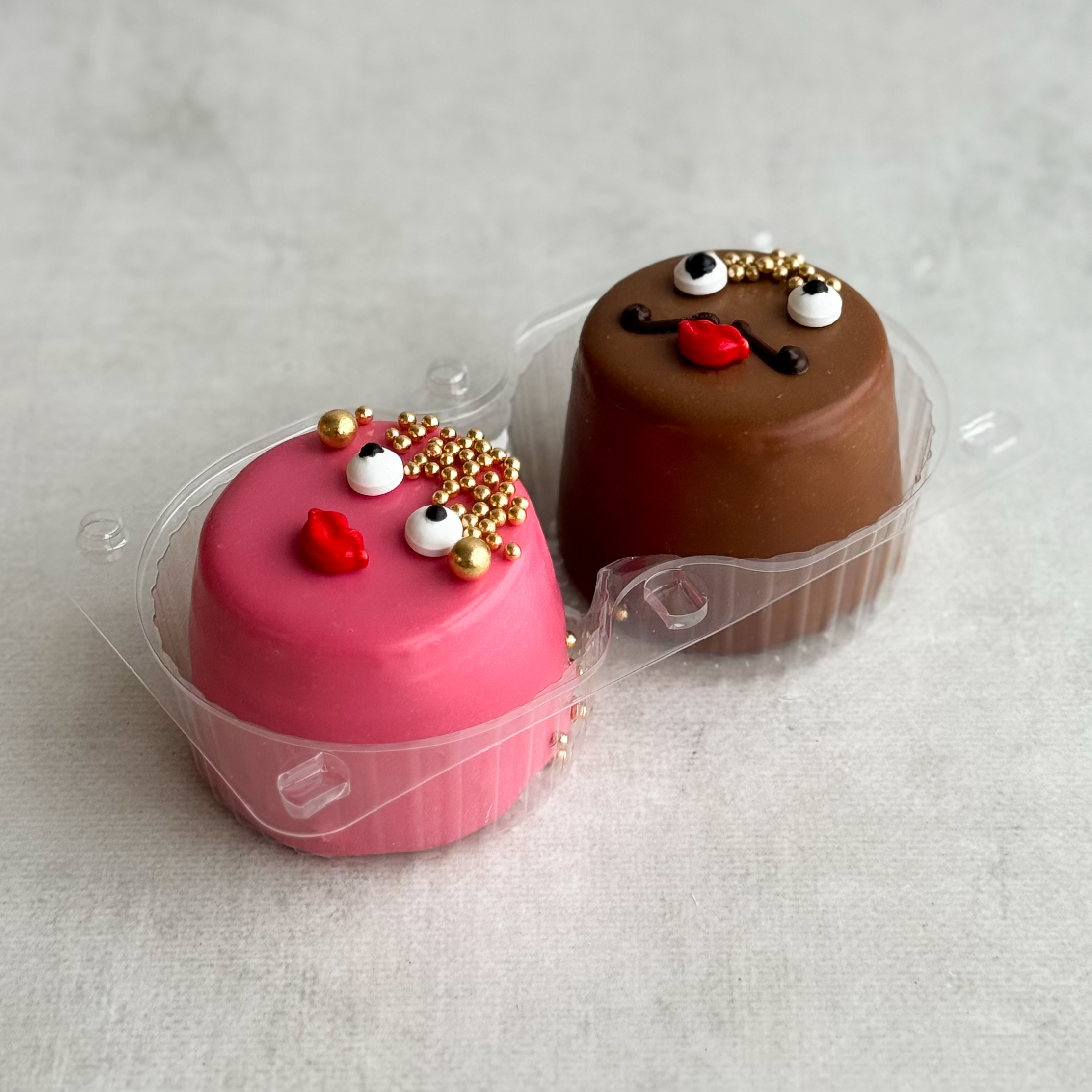 Пирожное «Шоколадная бомба» 2 шт: два слоя из белого и молочного шоколада с хрустящей сердцевиной из фундучного пралине (мужчина и женщина) изображение 1