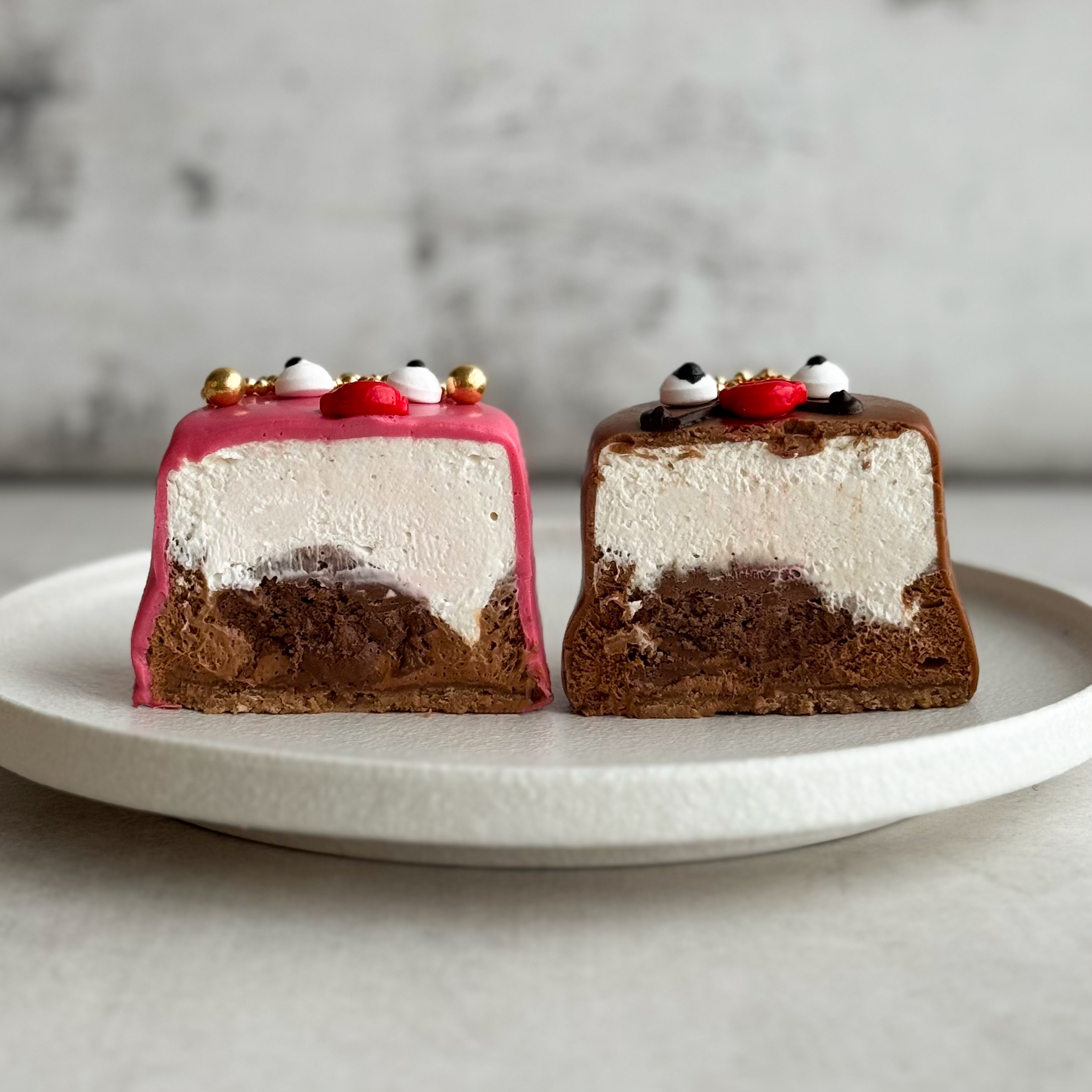 Пирожное «Шоколадная бомба» 2 шт: два слоя из белого и молочного шоколада с хрустящей сердцевиной из фундучного пралине (мужчина и женщина) изображение 2