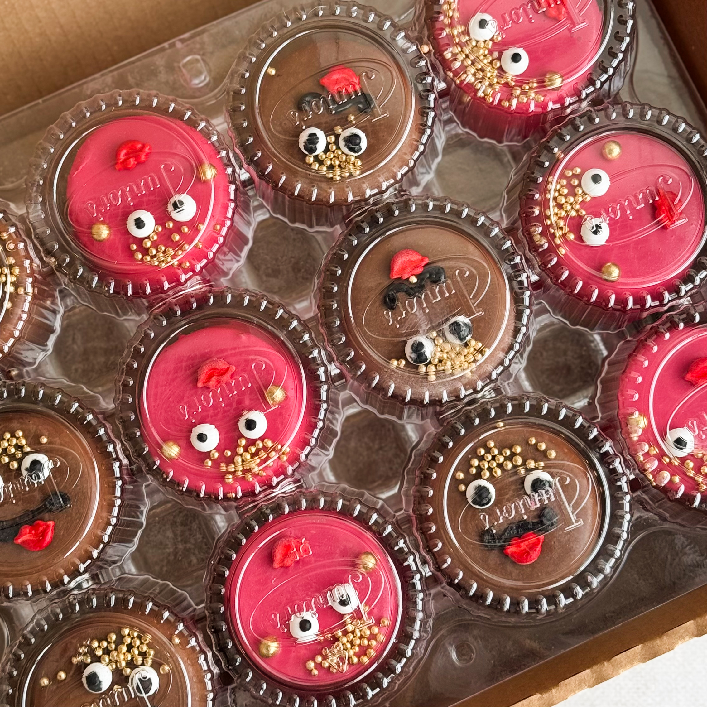 Пирожное «Шоколадная бомба» 12 шт: два слоя из белого и молочного шоколада с хрустящей сердцевиной из фундучного пралине (мужчина и женцина) изображение 3