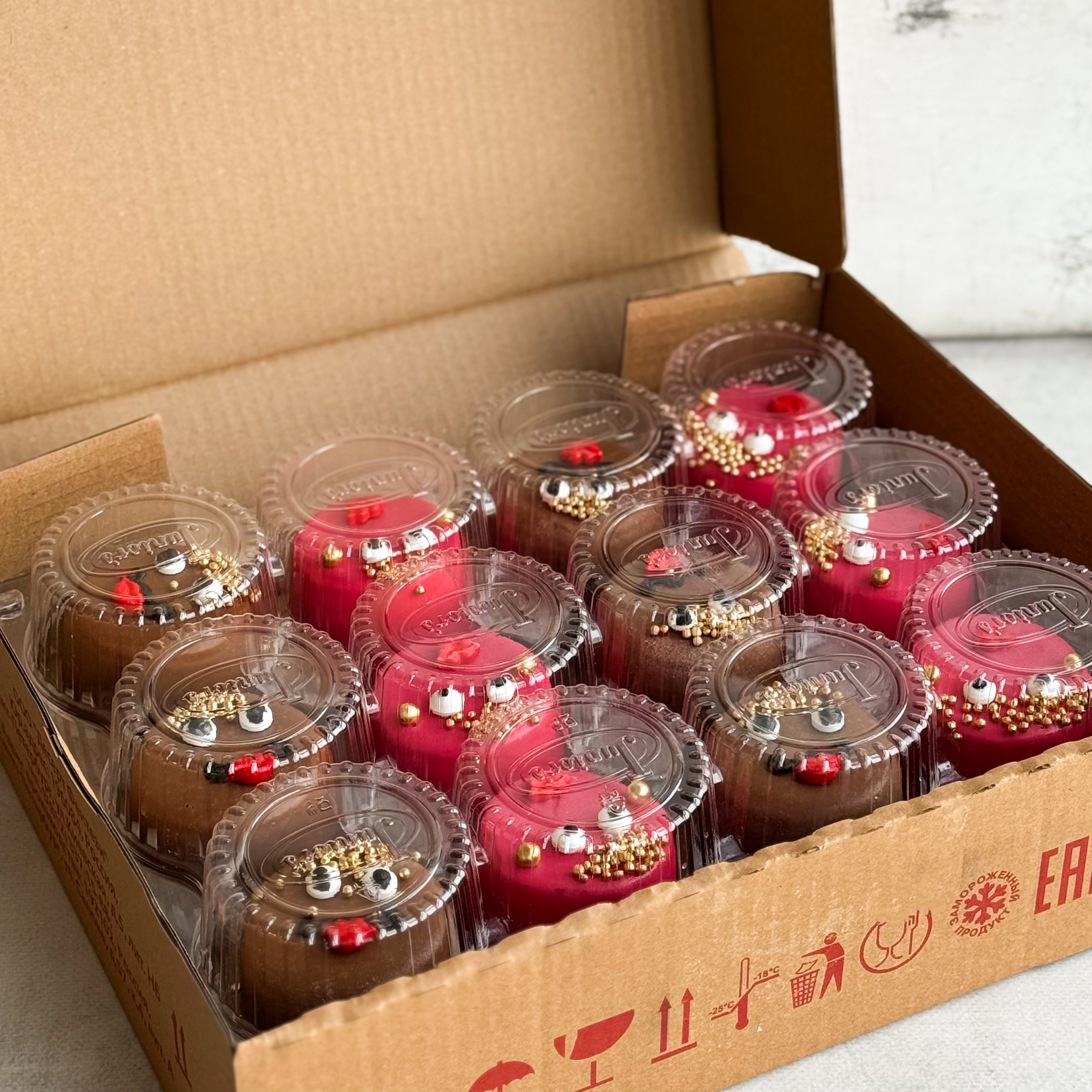 Пирожное «Шоколадная бомба» 12 шт: два слоя из белого и молочного шоколада с хрустящей сердцевиной из фундучного пралине (мужчина и женцина) изображение 4