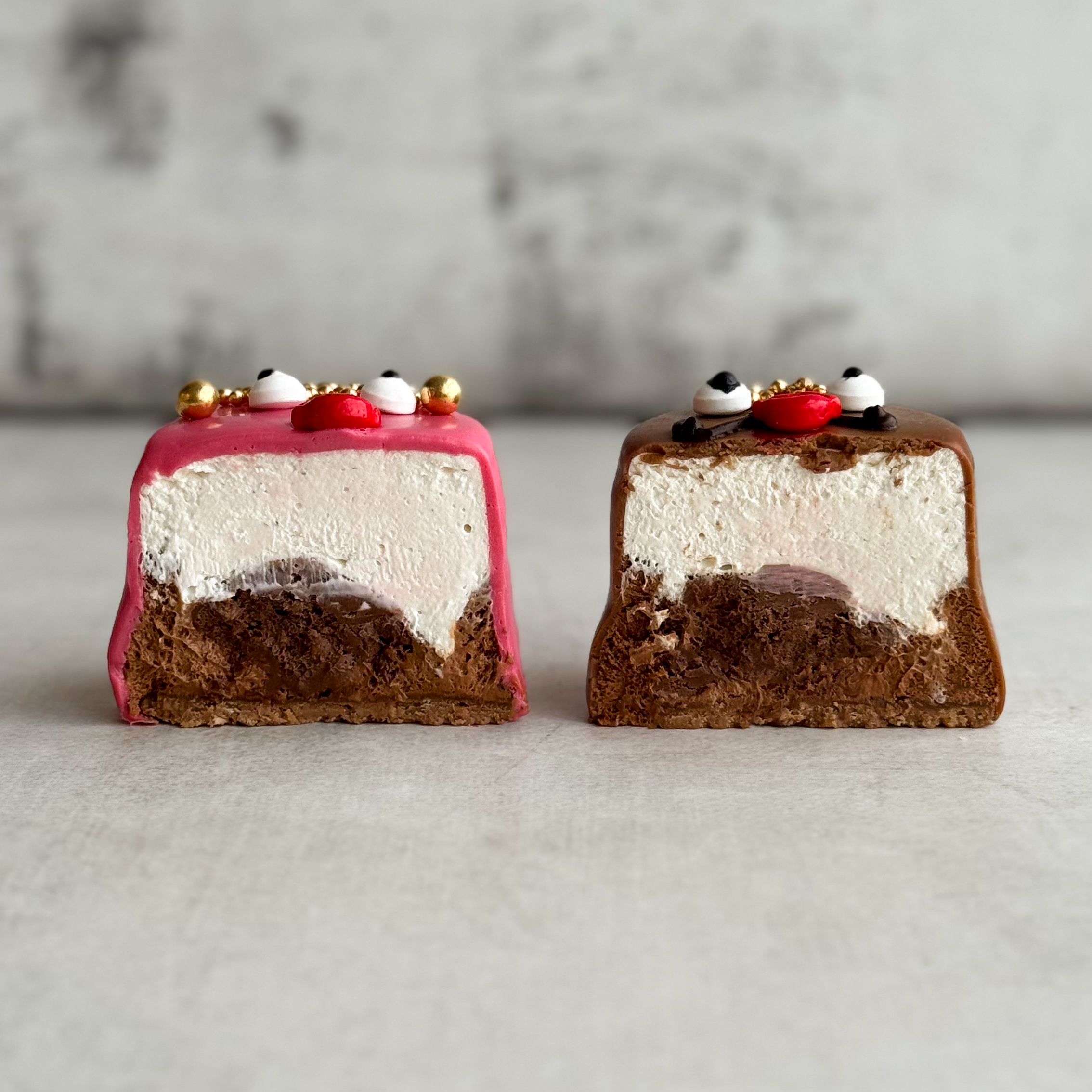 Пирожное «Шоколадная бомба» 12 шт: два слоя из белого и молочного шоколада с хрустящей сердцевиной из фундучного пралине (мужчина и женцина) изображение 5