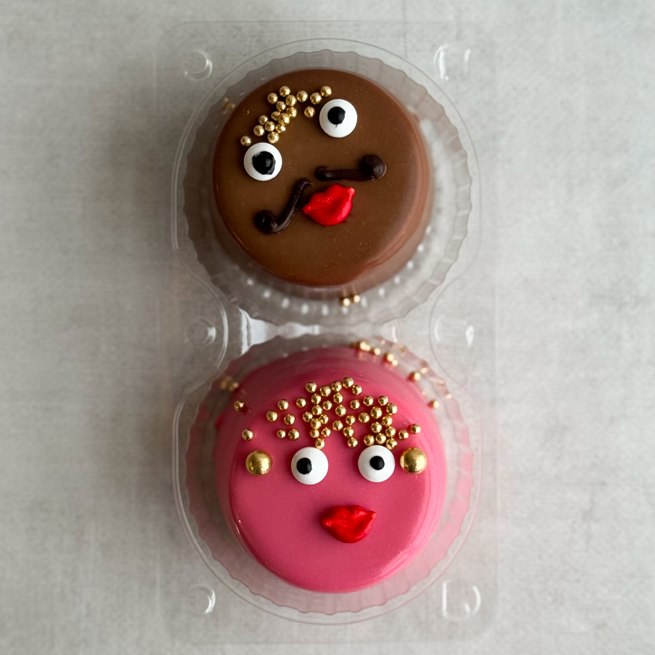 Пирожное «Шоколадная бомба» 2 шт: два слоя из белого и молочного шоколада с хрустящей сердцевиной из фундучного пралине (мужчина и женщина) изображение 3