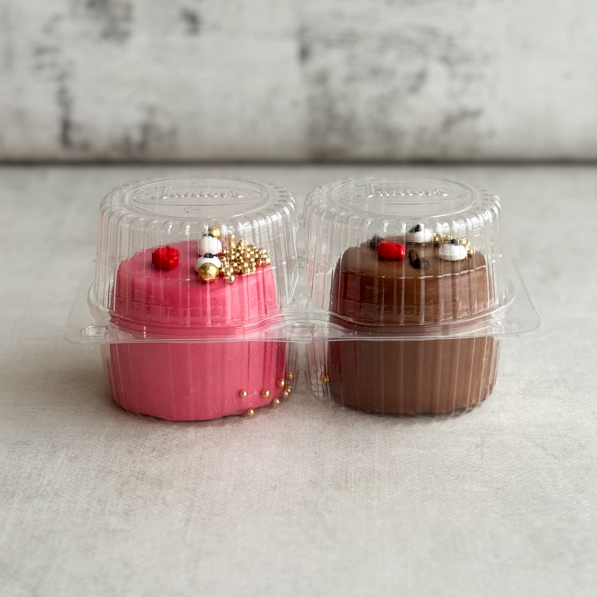 Пирожное «Шоколадная бомба» 2 шт: два слоя из белого и молочного шоколада с хрустящей сердцевиной из фундучного пралине (мужчина и женщина) изображение 4