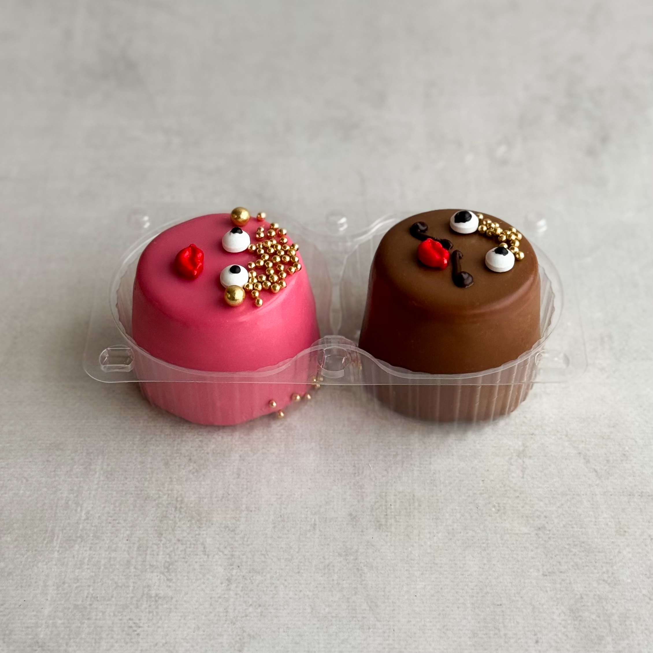 Пирожное «Шоколадная бомба» 2 шт: два слоя из белого и молочного шоколада с хрустящей сердцевиной из фундучного пралине (мужчина и женщина) изображение 5