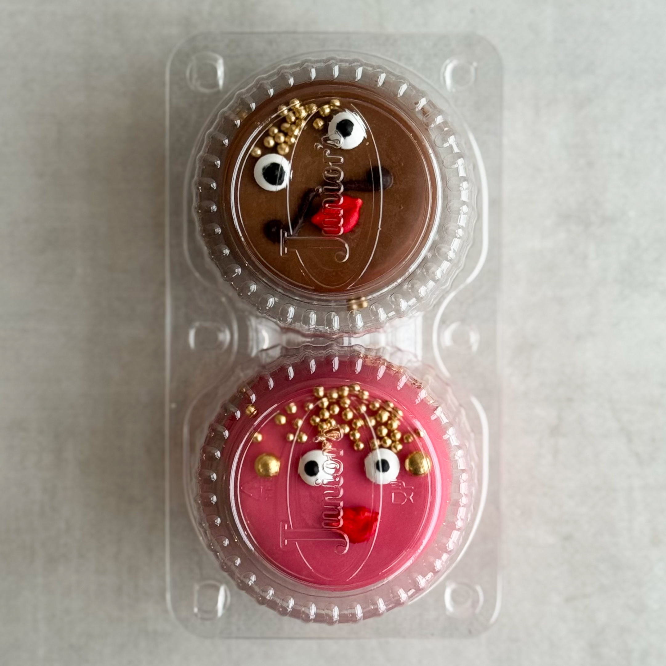 Пирожное «Шоколадная бомба» 2 шт: два слоя из белого и молочного шоколада с хрустящей сердцевиной из фундучного пралине (мужчина и женщина) изображение 6