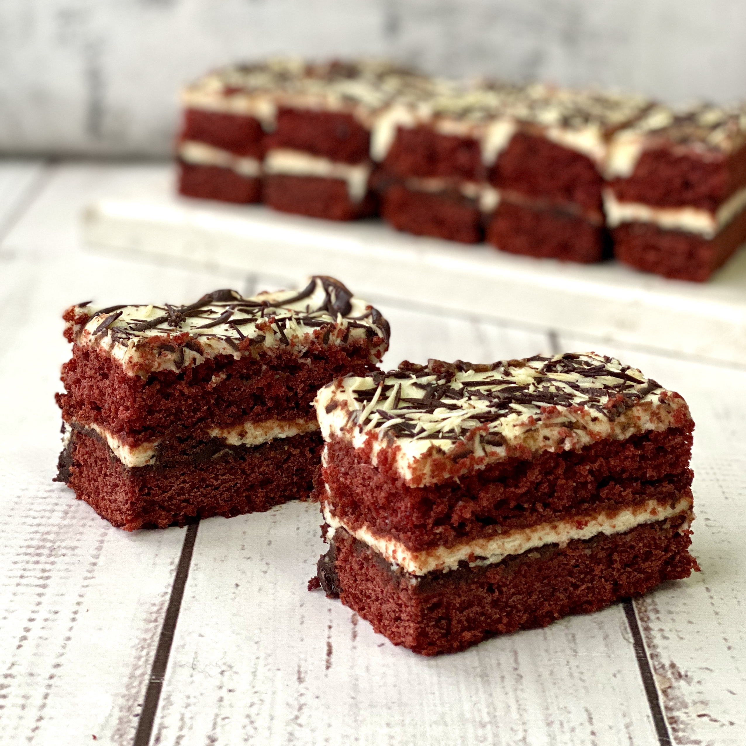 Трехслойное пирожное с шоколадными прослойками и нежнейшим сливочным кремом с белым шоколадом. изображение 1