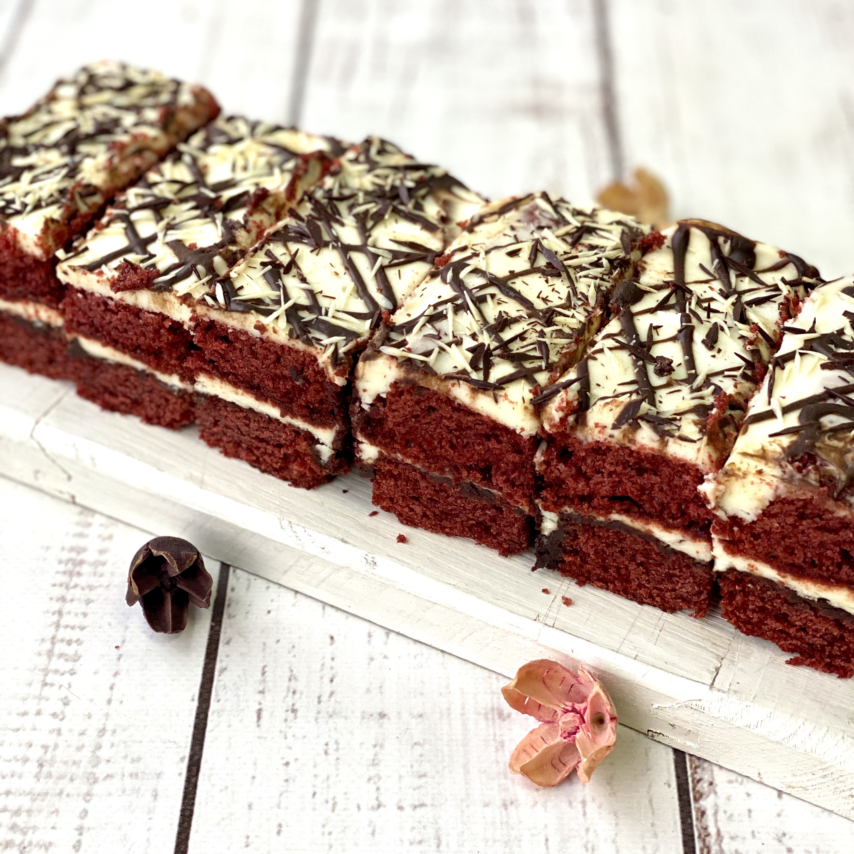 Трехслойное пирожное с шоколадными прослойками и нежнейшим сливочным кремом с белым шоколадом. изображение 2