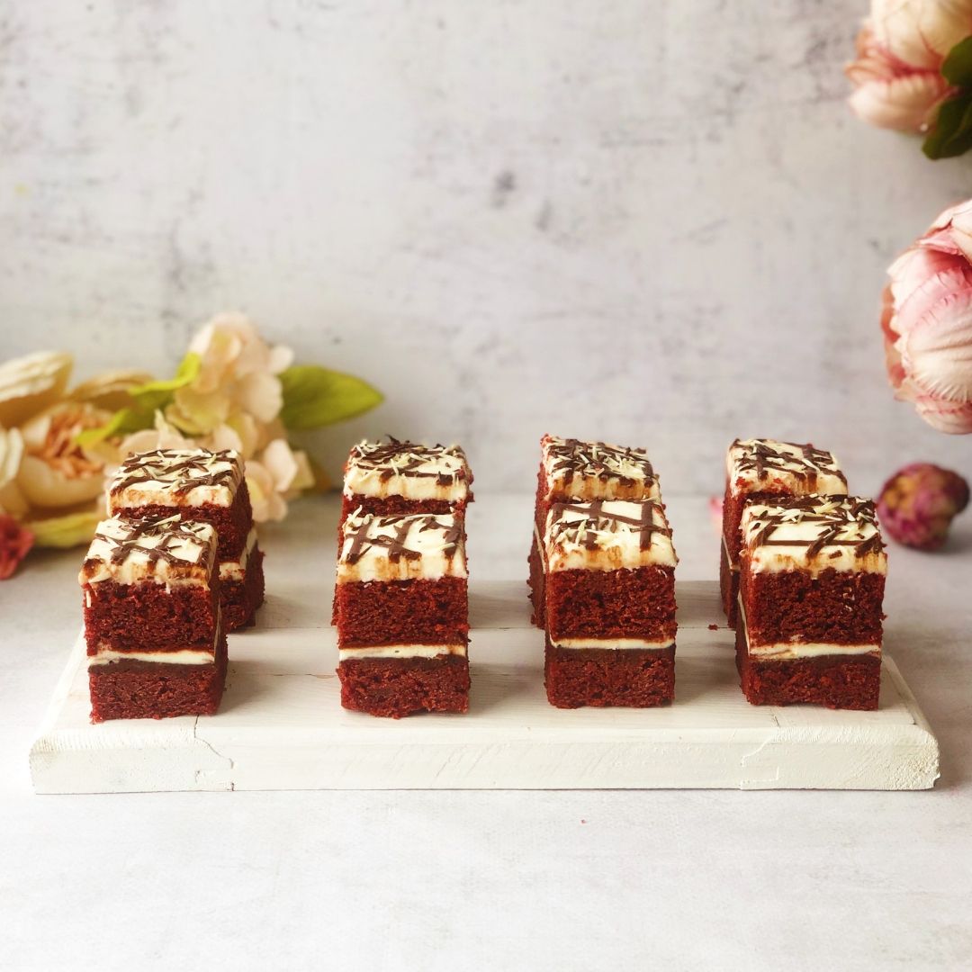 Трехслойное пирожное с шоколадными прослойками и нежнейшим сливочным кремом с белым шоколадом. изображение 1