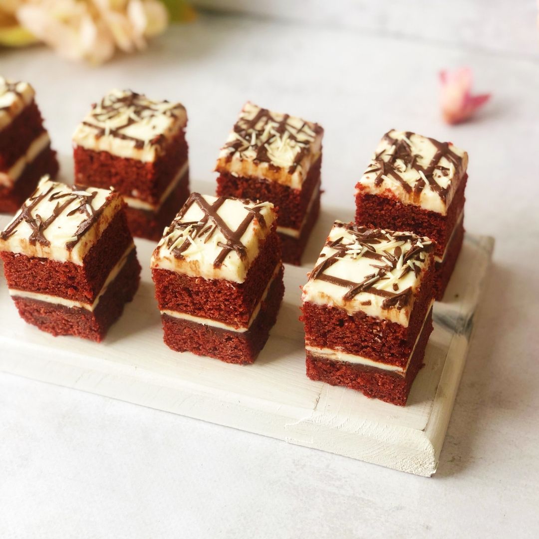 Трехслойное пирожное с шоколадными прослойками и нежнейшим сливочным кремом с белым шоколадом. изображение 2